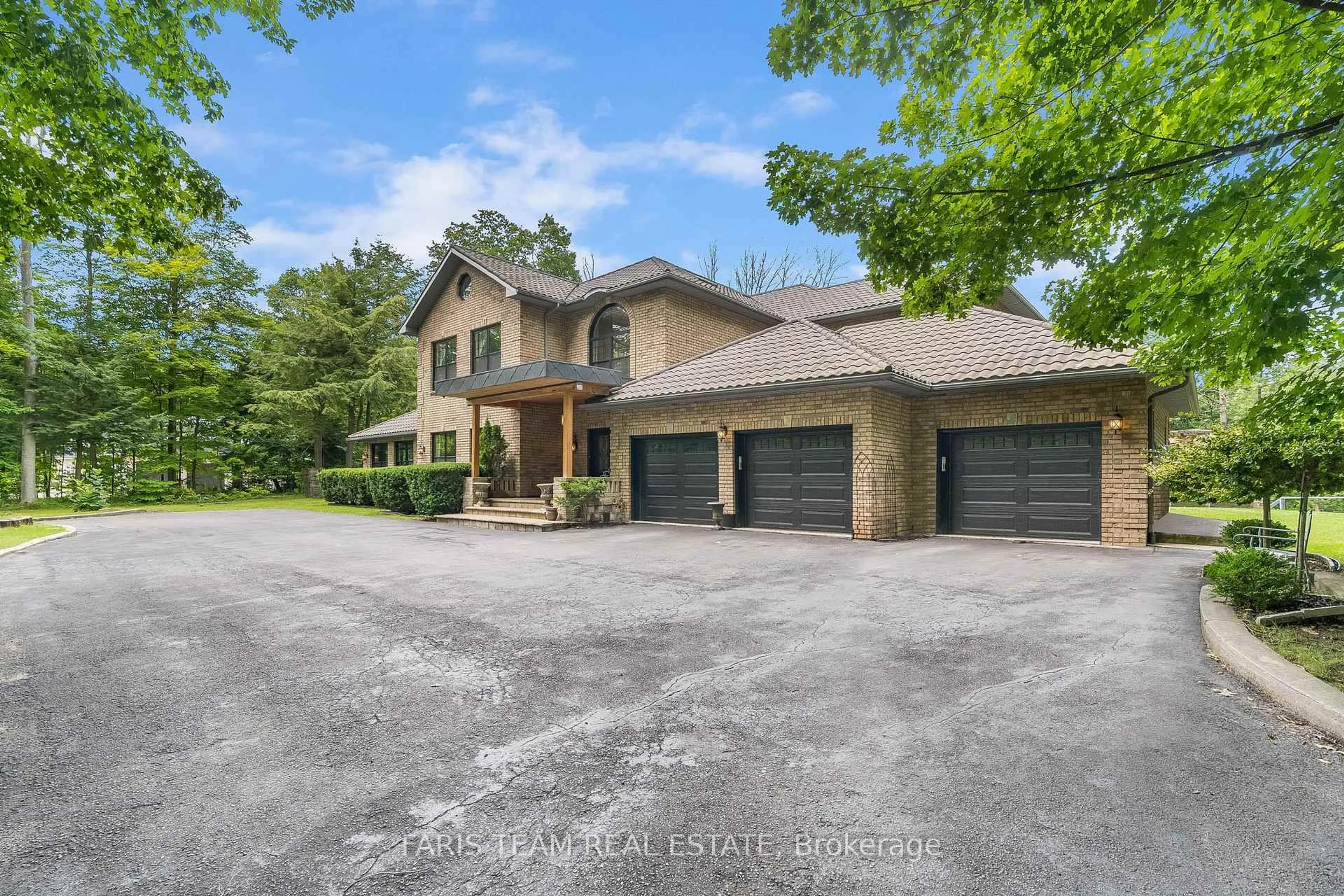 A pic from outside/outdoor area/front of a property/back of a property/a pic from drone, unknown for 1826 Quantz Cres, Innisfil Ontario L9S 1X2