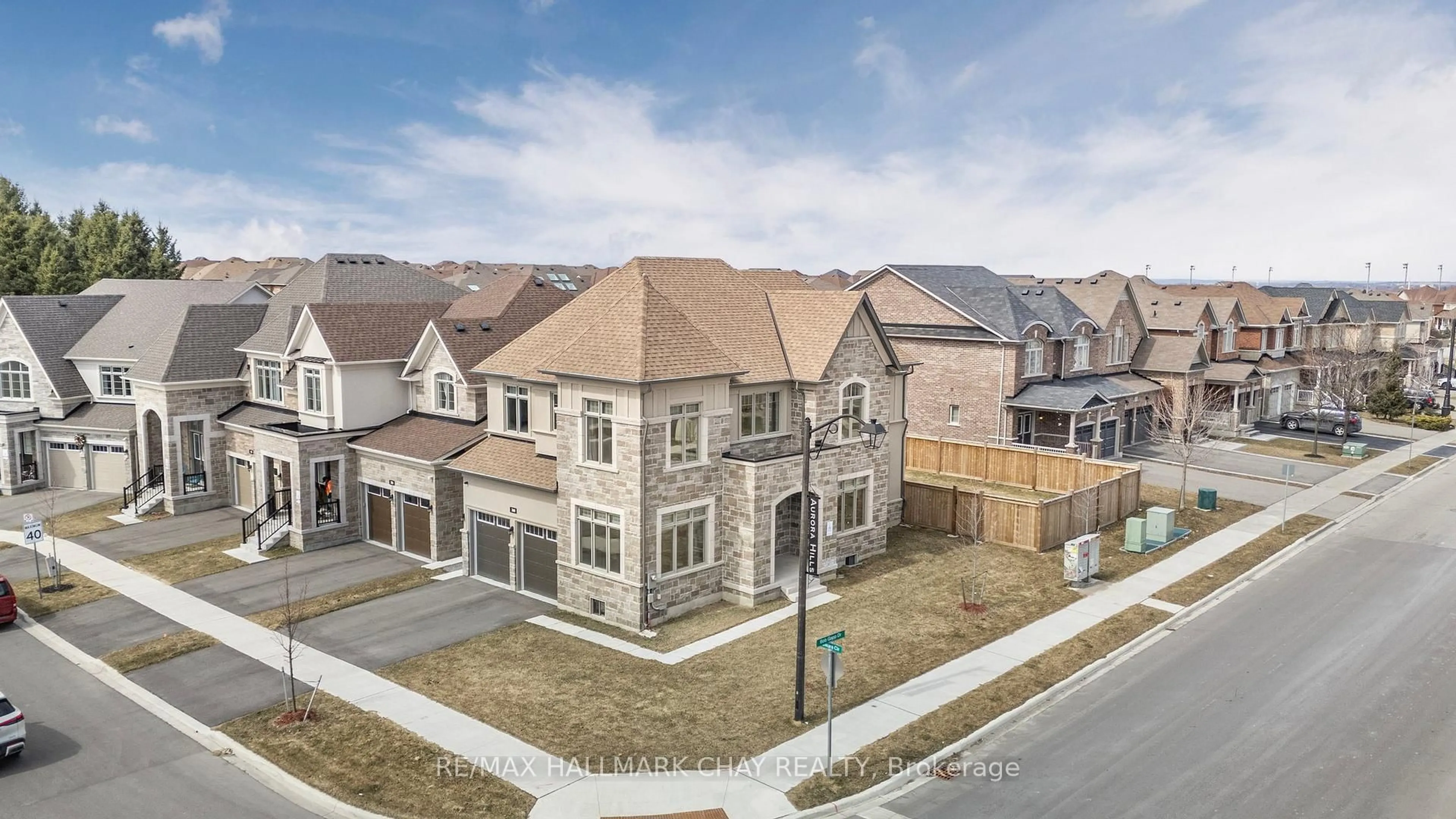 A pic from outside/outdoor area/front of a property/back of a property/a pic from drone, street for 260 Sikura Circ, Aurora Ontario L4G 3Y8