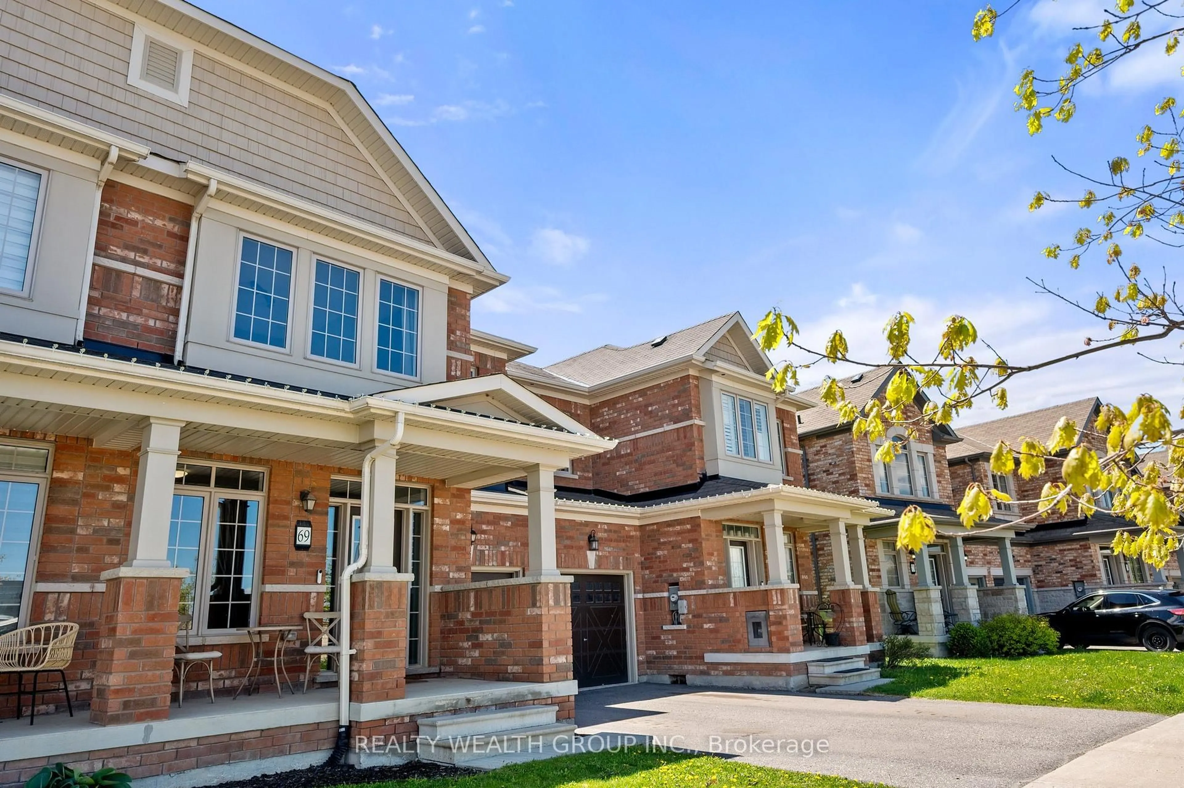 Home with brick exterior material, street for 69 Jim Mortson Dr, East Gwillimbury Ontario L4H 3Z7