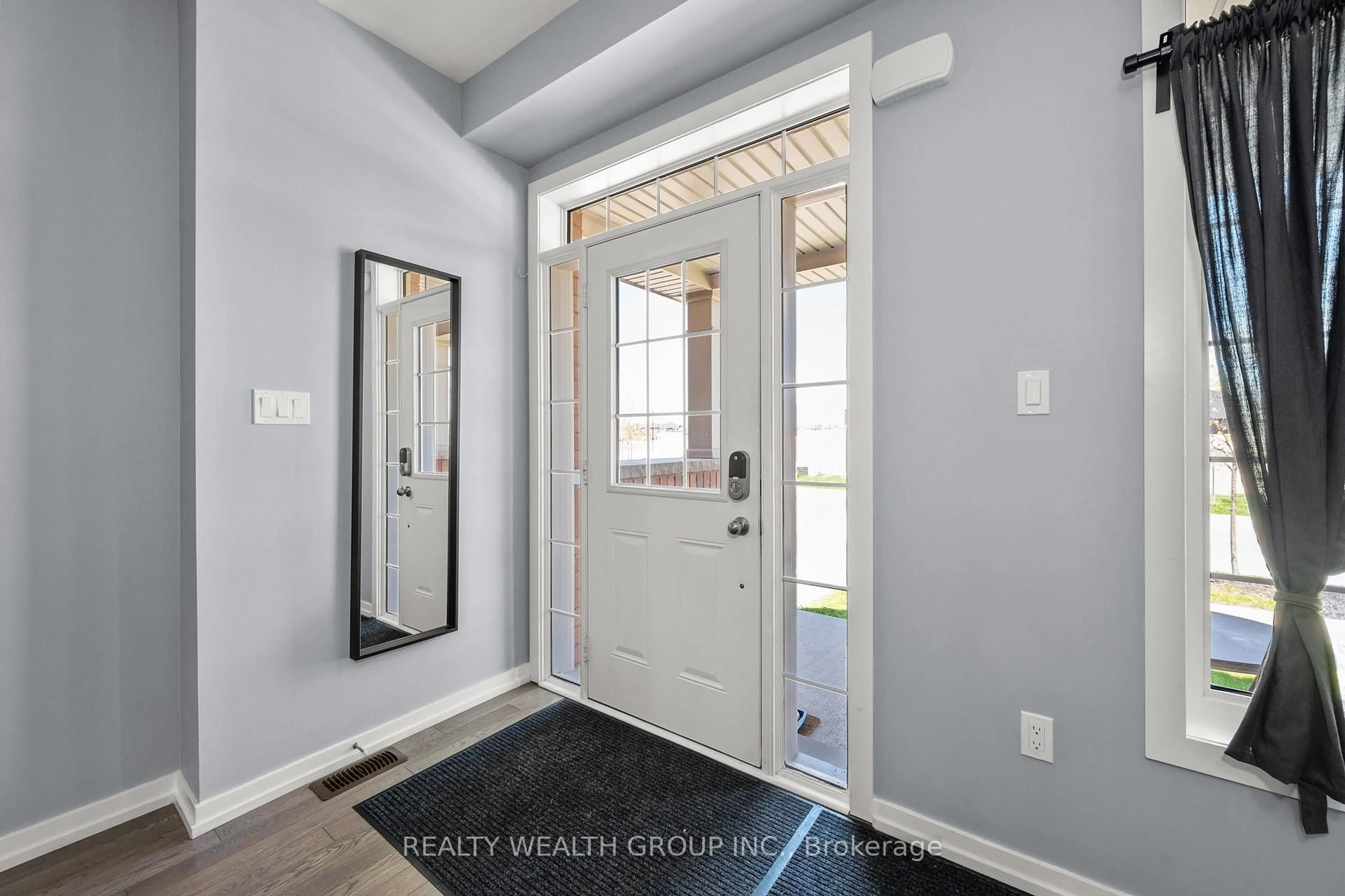 Indoor entryway for 69 Jim Mortson Dr, East Gwillimbury Ontario L4H 3Z7