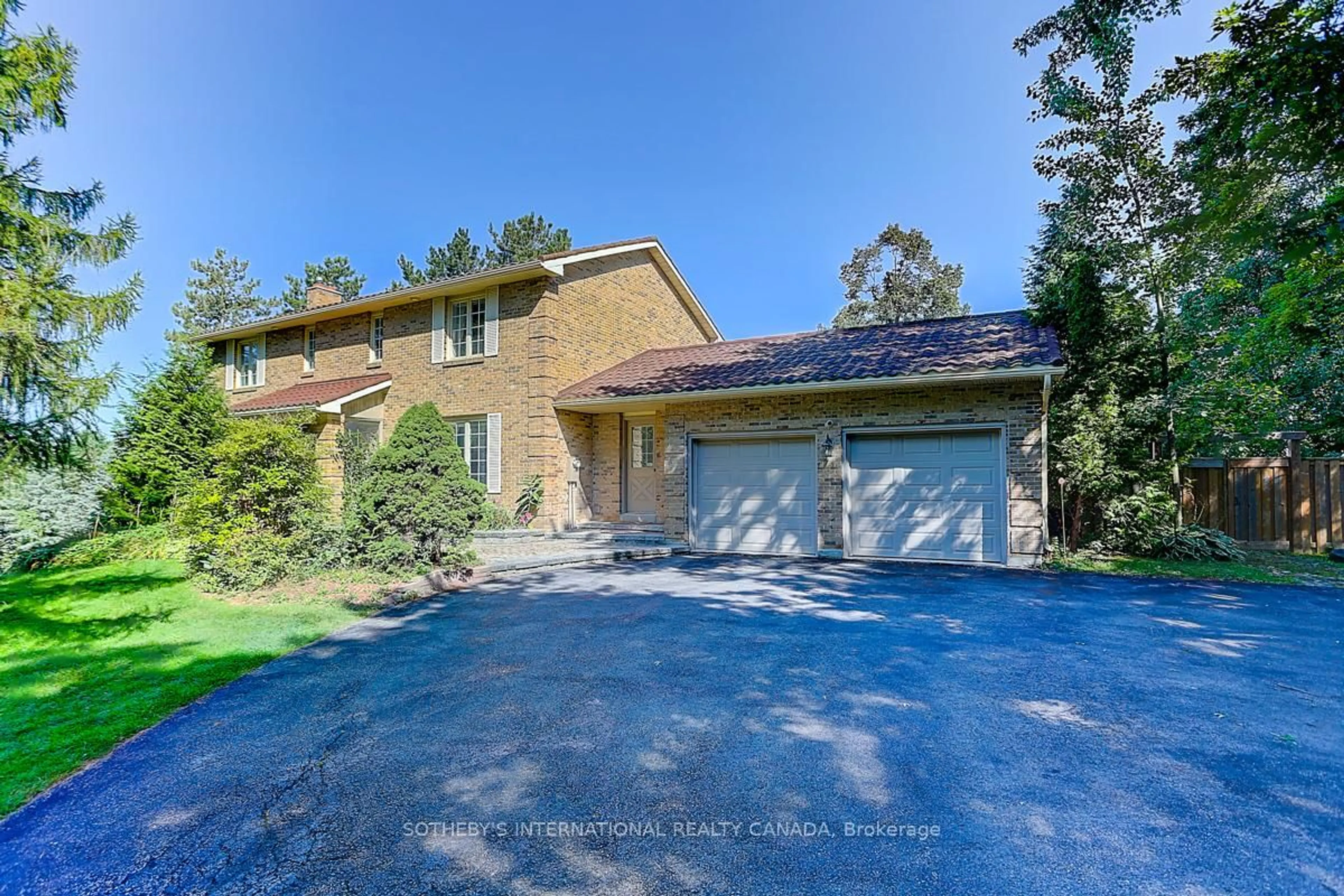 Home with brick exterior material, street for 30 Hunters Glen Rd, Aurora Ontario L4G 6W4