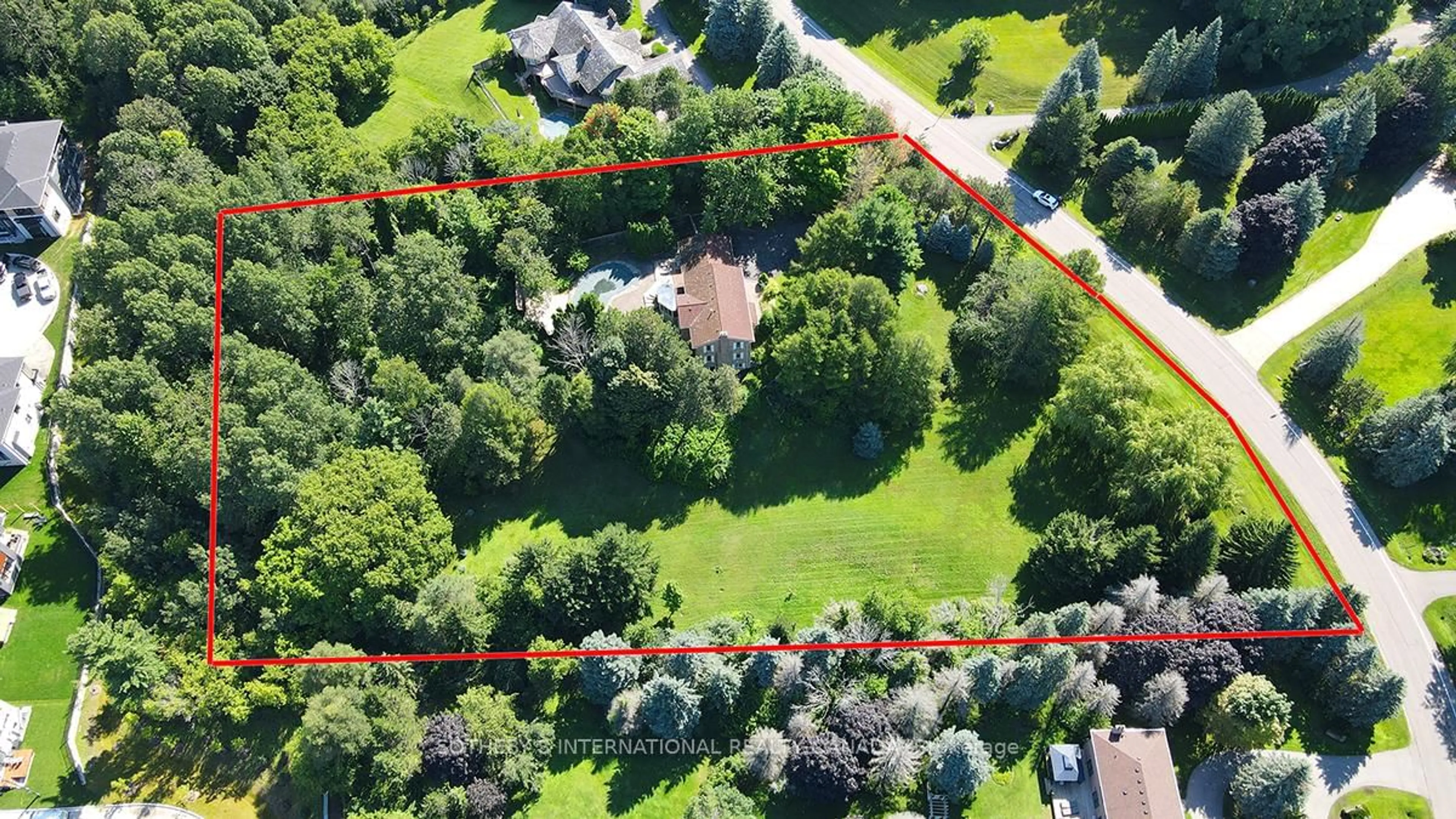 A pic from outside/outdoor area/front of a property/back of a property/a pic from drone, street for 30 Hunters Glen Rd, Aurora Ontario L4G 6W4
