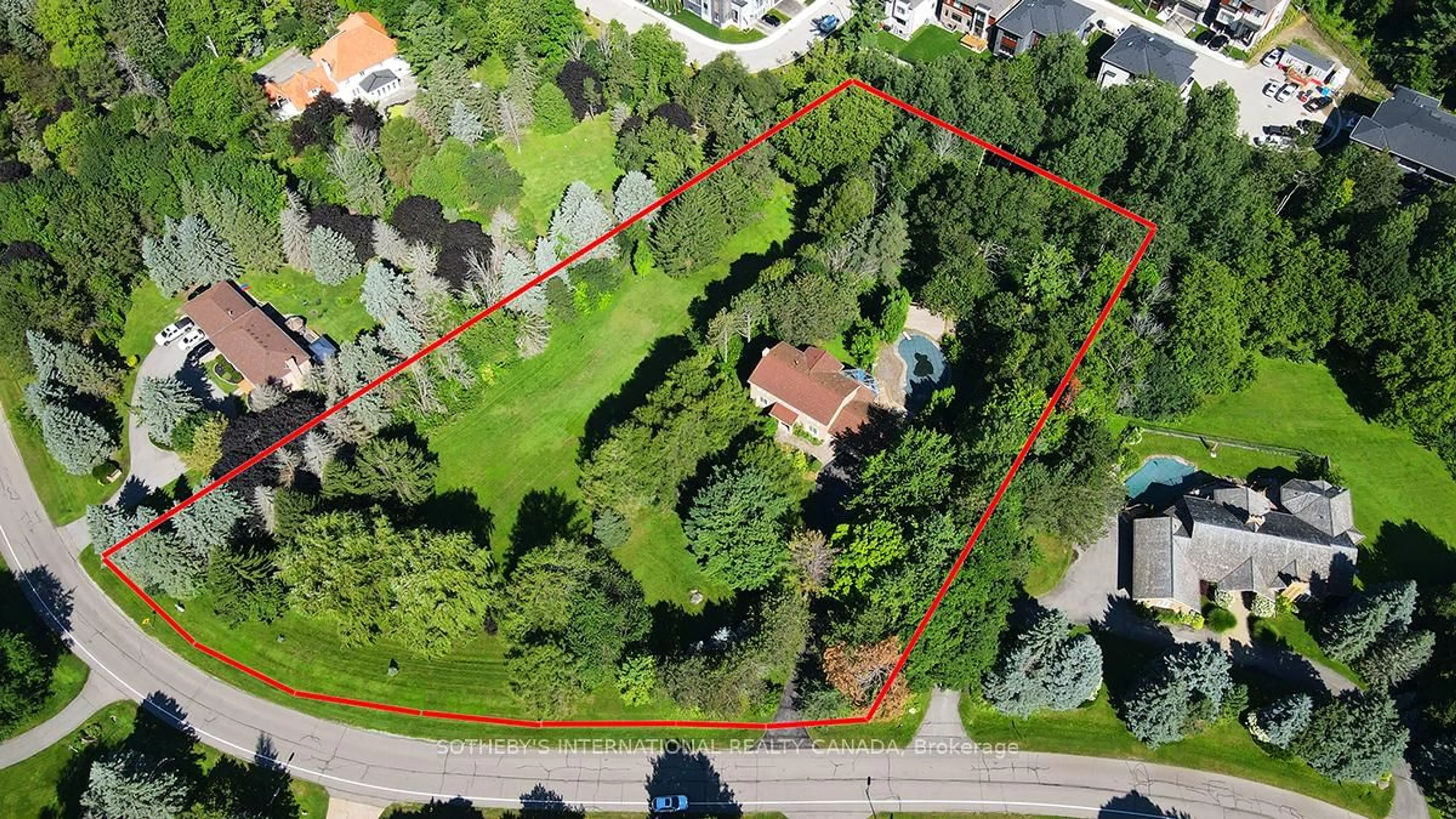 A pic from outside/outdoor area/front of a property/back of a property/a pic from drone, street for 30 Hunters Glen Rd, Aurora Ontario L4G 6W4