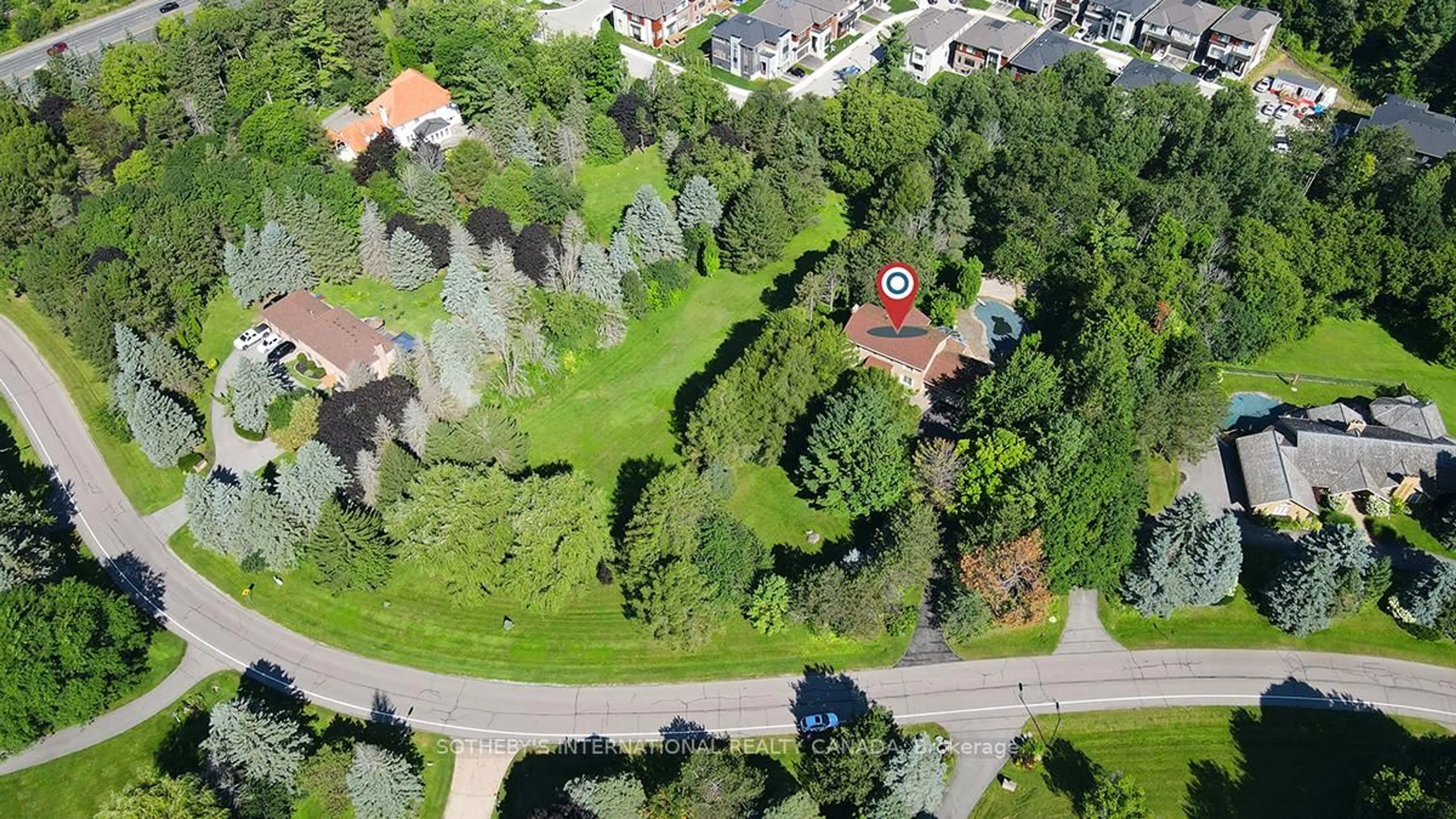 A pic from outside/outdoor area/front of a property/back of a property/a pic from drone, street for 30 Hunters Glen Rd, Aurora Ontario L4G 6W4