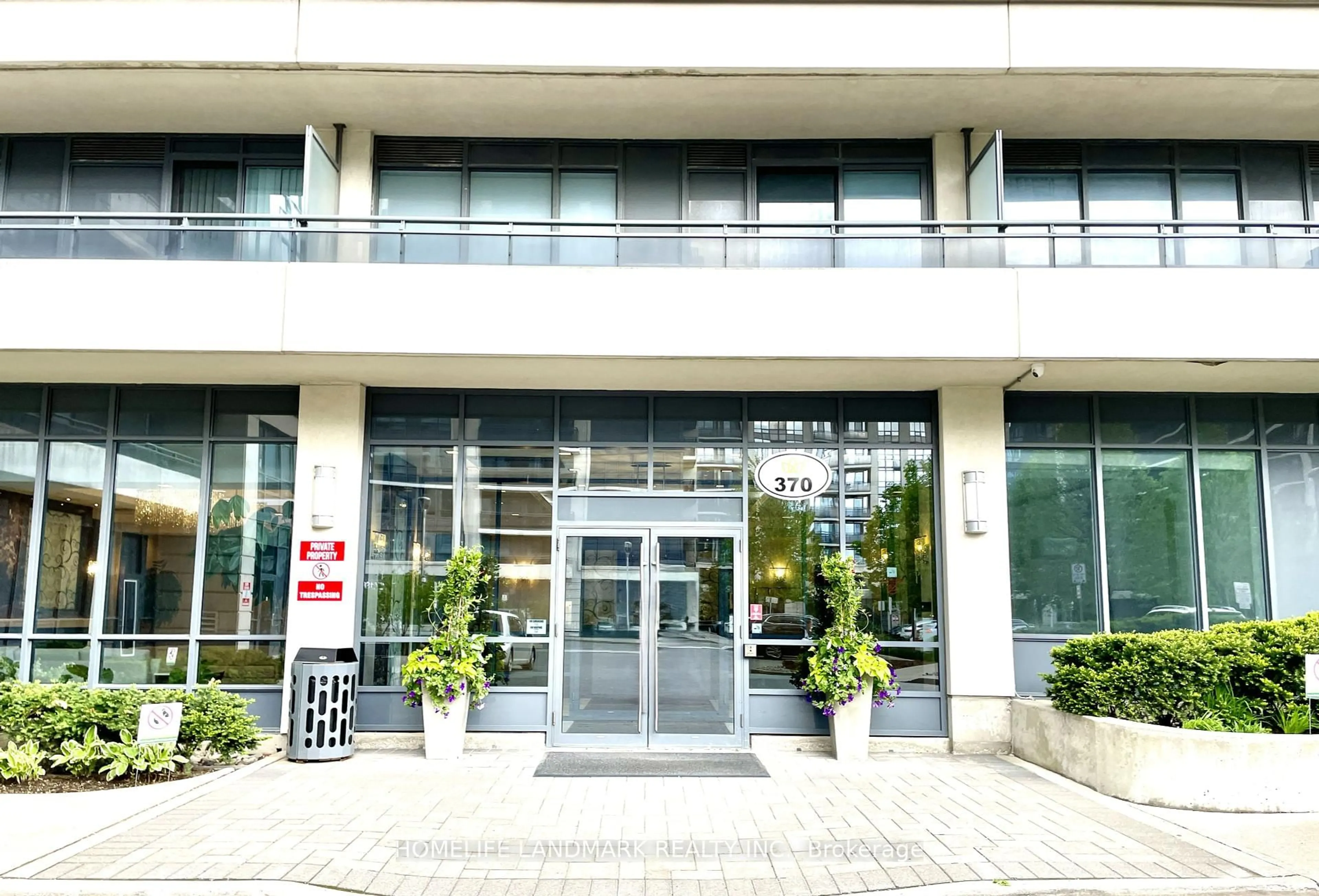 Indoor foyer for 370 Highway 7 Ave #PH11, Richmond Hill Ontario L4B 0C4