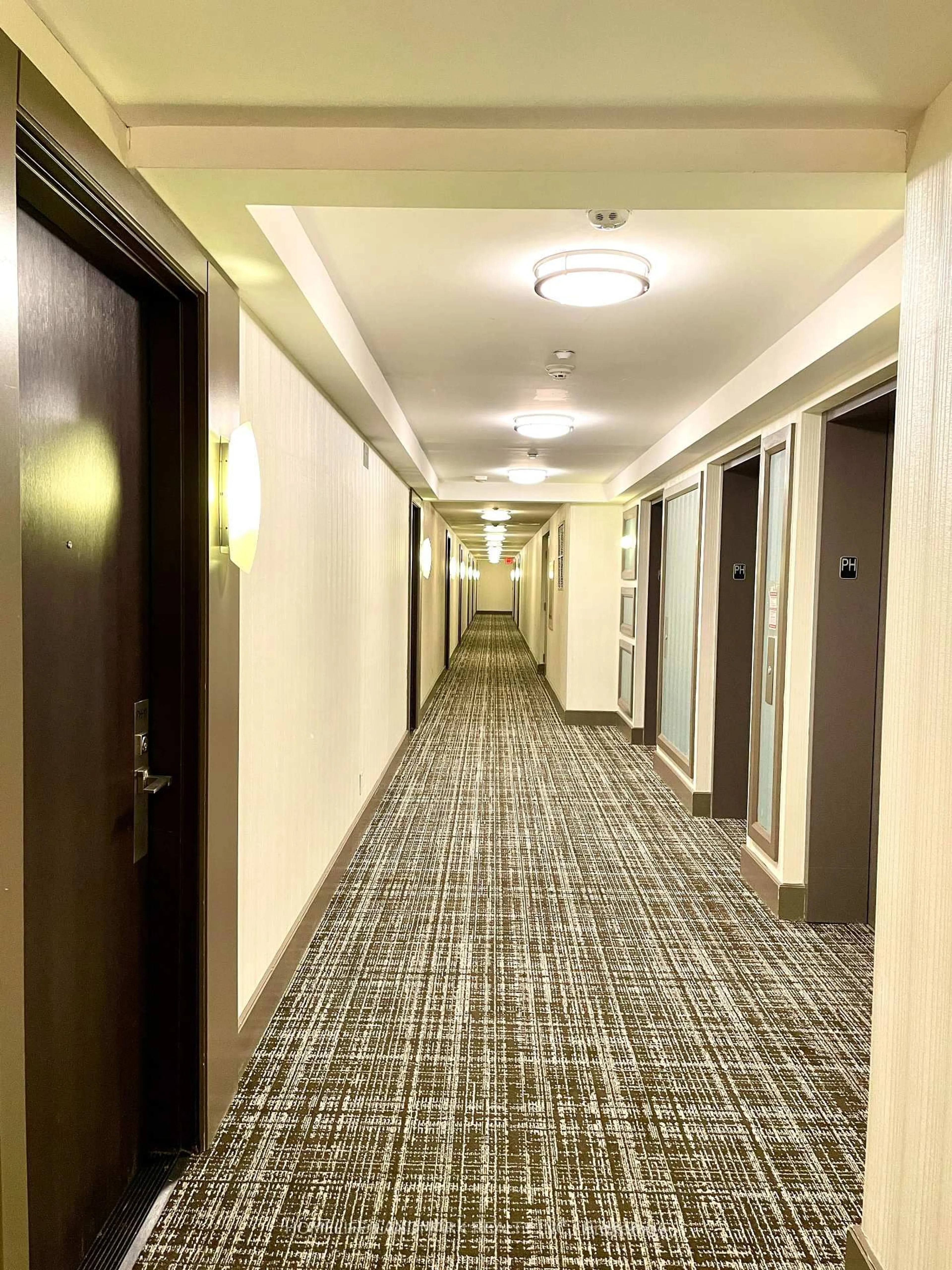 Indoor foyer for 370 Highway 7 Ave #PH11, Richmond Hill Ontario L4B 0C4