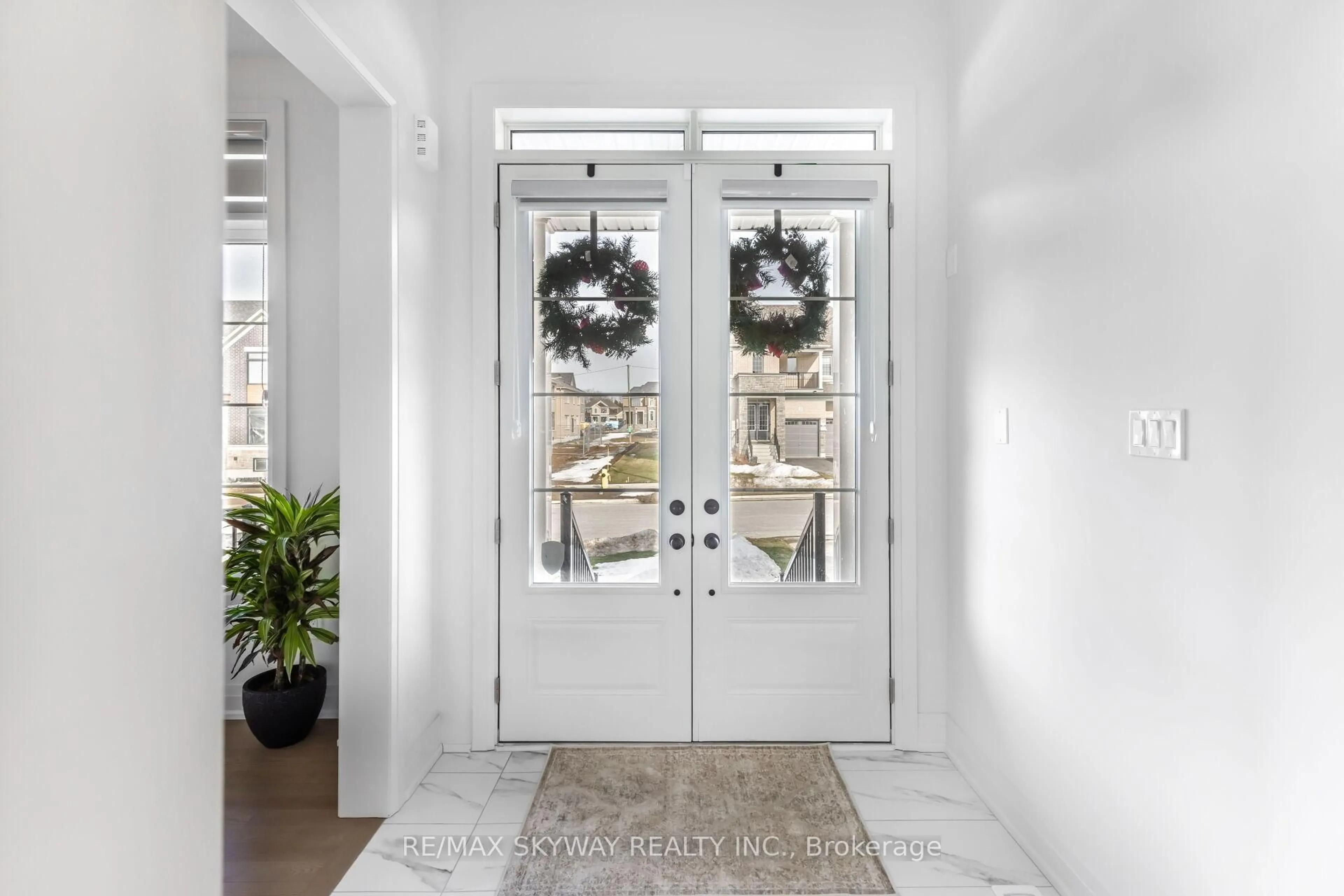 Indoor entryway for 5 Twinleaf Cres, Adjala-Tosorontio Ontario L0G 1W0