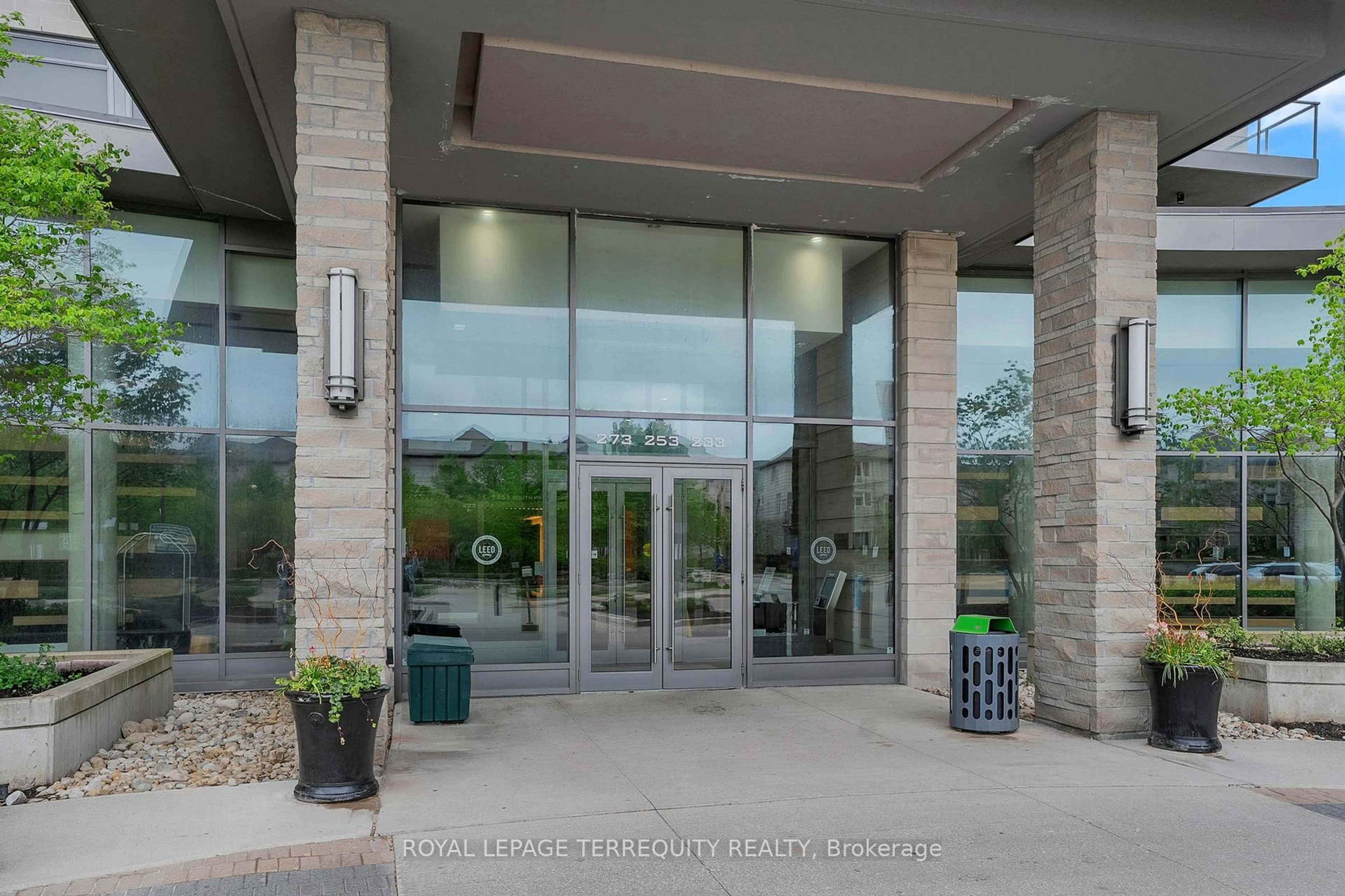 Indoor foyer for 273 South Park Rd #210, Markham Ontario L3T 0B5