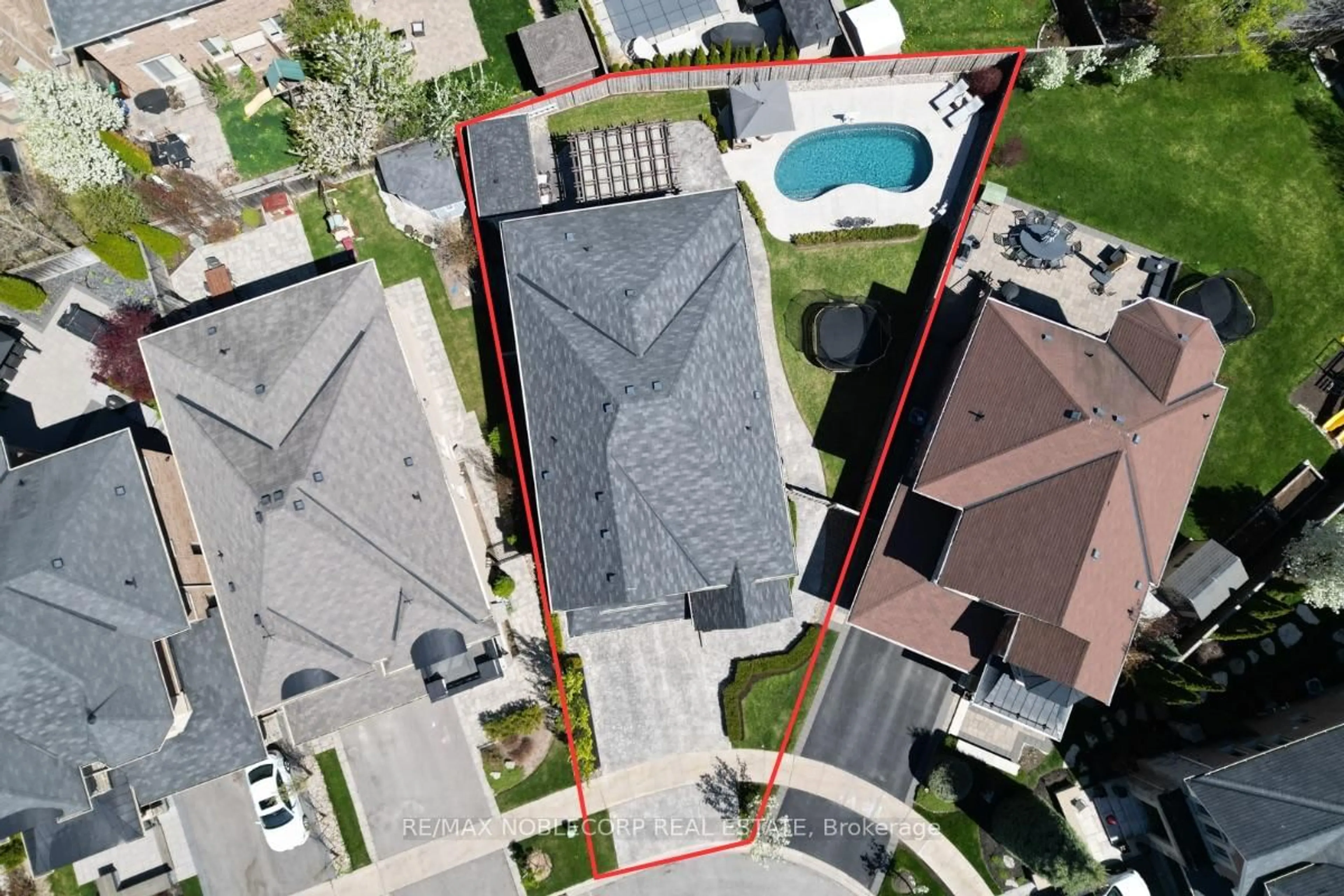 A pic from outside/outdoor area/front of a property/back of a property/a pic from drone, street for 27 Gorman Ave, Vaughan Ontario L4H 3L4