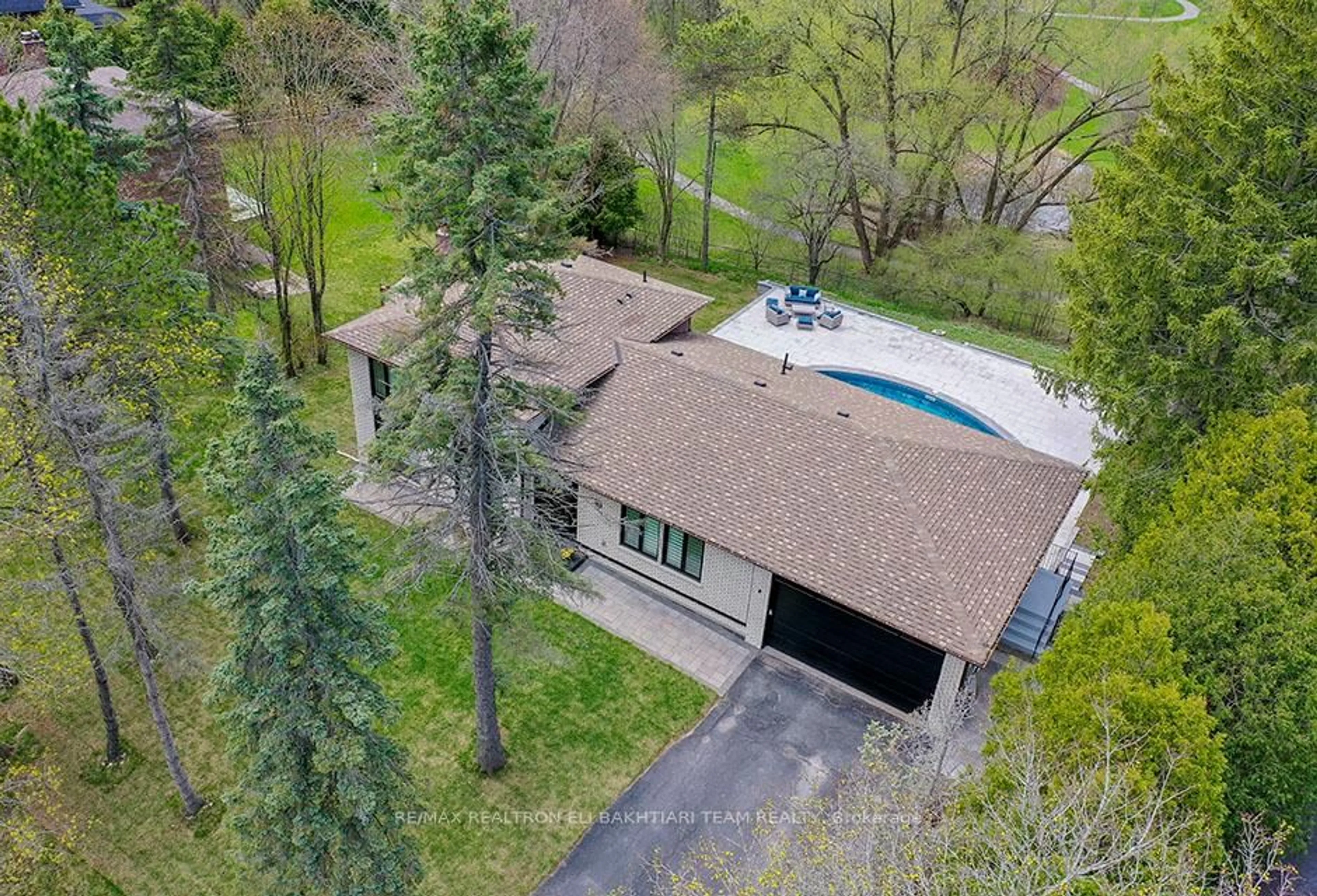 A pic from outside/outdoor area/front of a property/back of a property/a pic from drone, unknown for 56 Cynthia Cres, Richmond Hill Ontario L4E 2P9