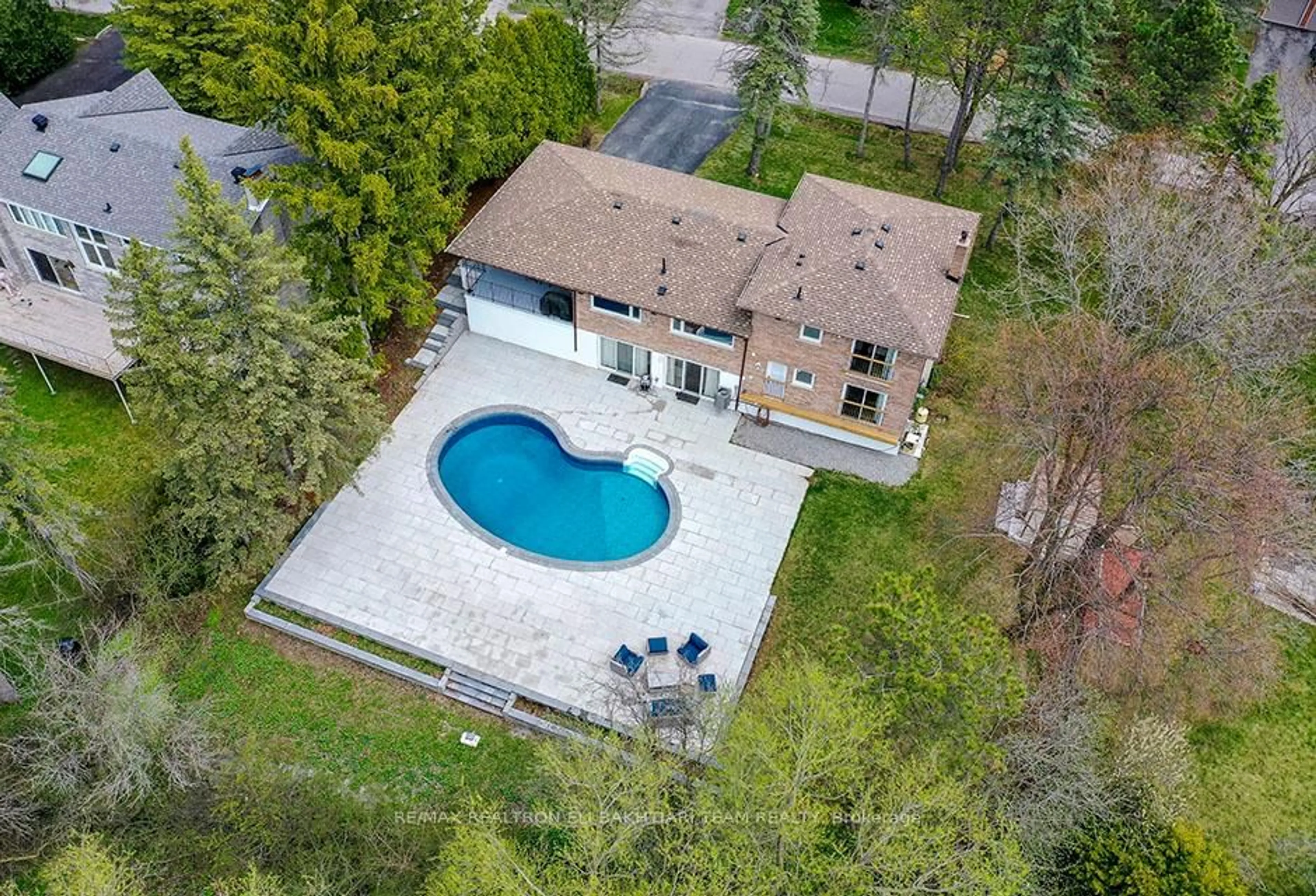 A pic from outside/outdoor area/front of a property/back of a property/a pic from drone, street for 56 Cynthia Cres, Richmond Hill Ontario L4E 2P9