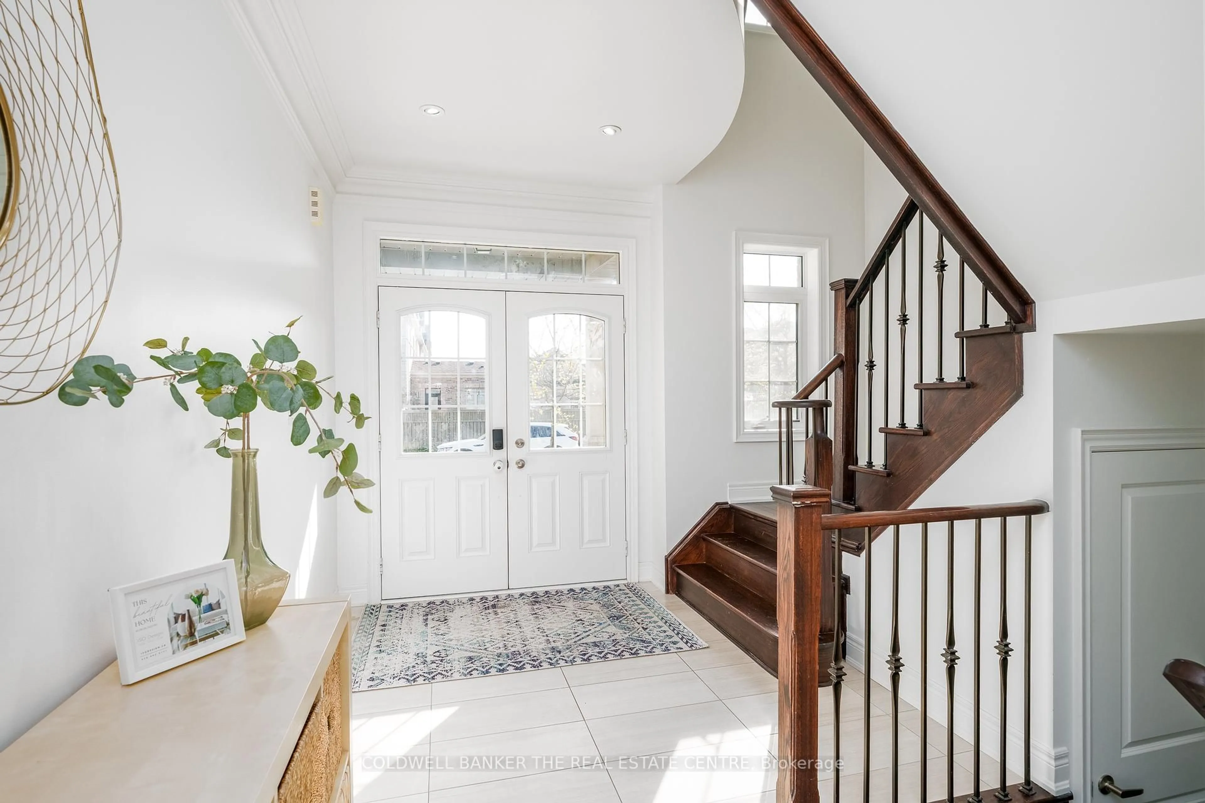Indoor entryway for 3 Aster Dr, Vaughan Ontario L4H 4H8