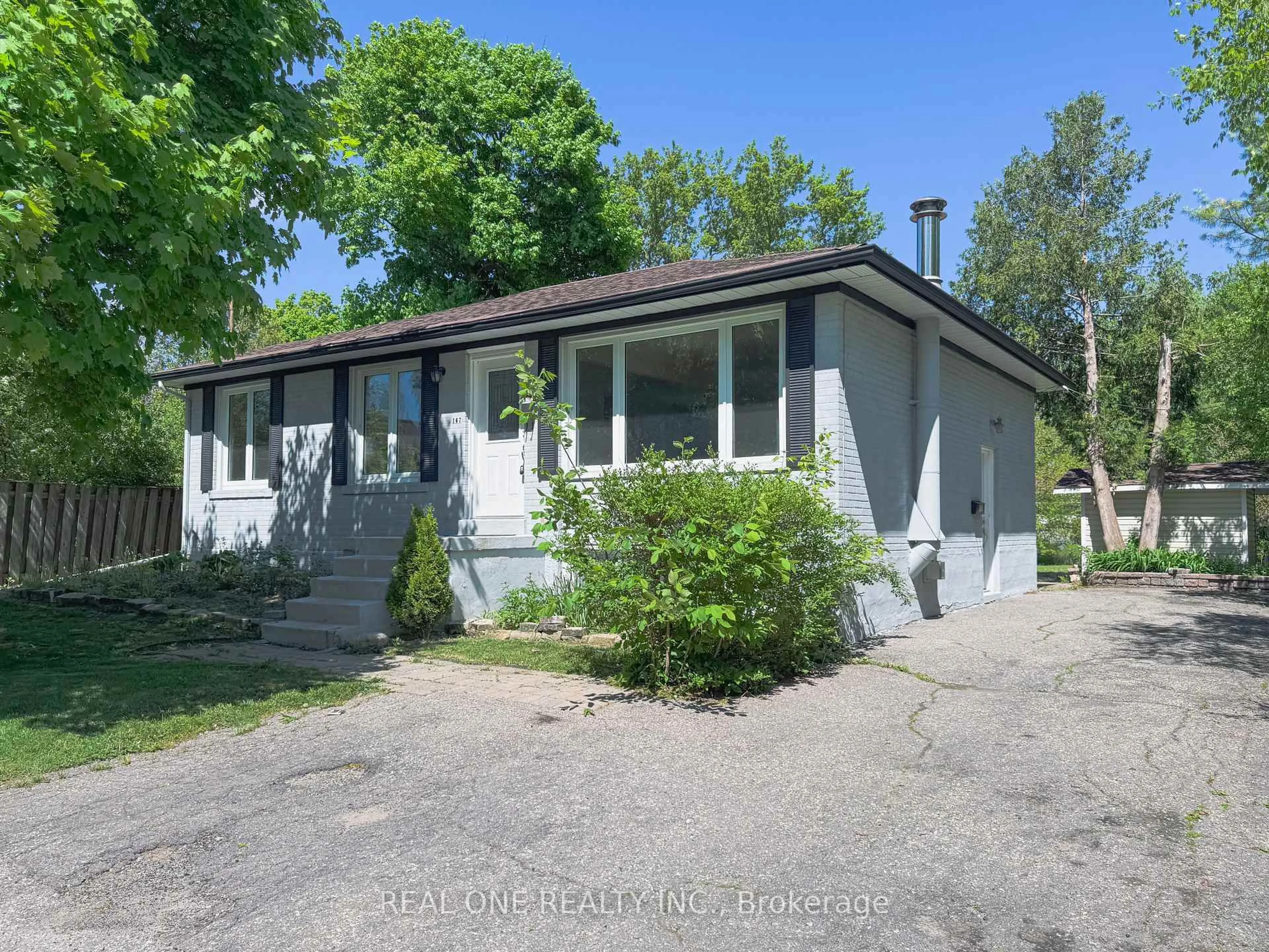 A pic from outside/outdoor area/front of a property/back of a property/a pic from drone, street for 167 Felix Rd, Richmond Hill Ontario L4C 3M8