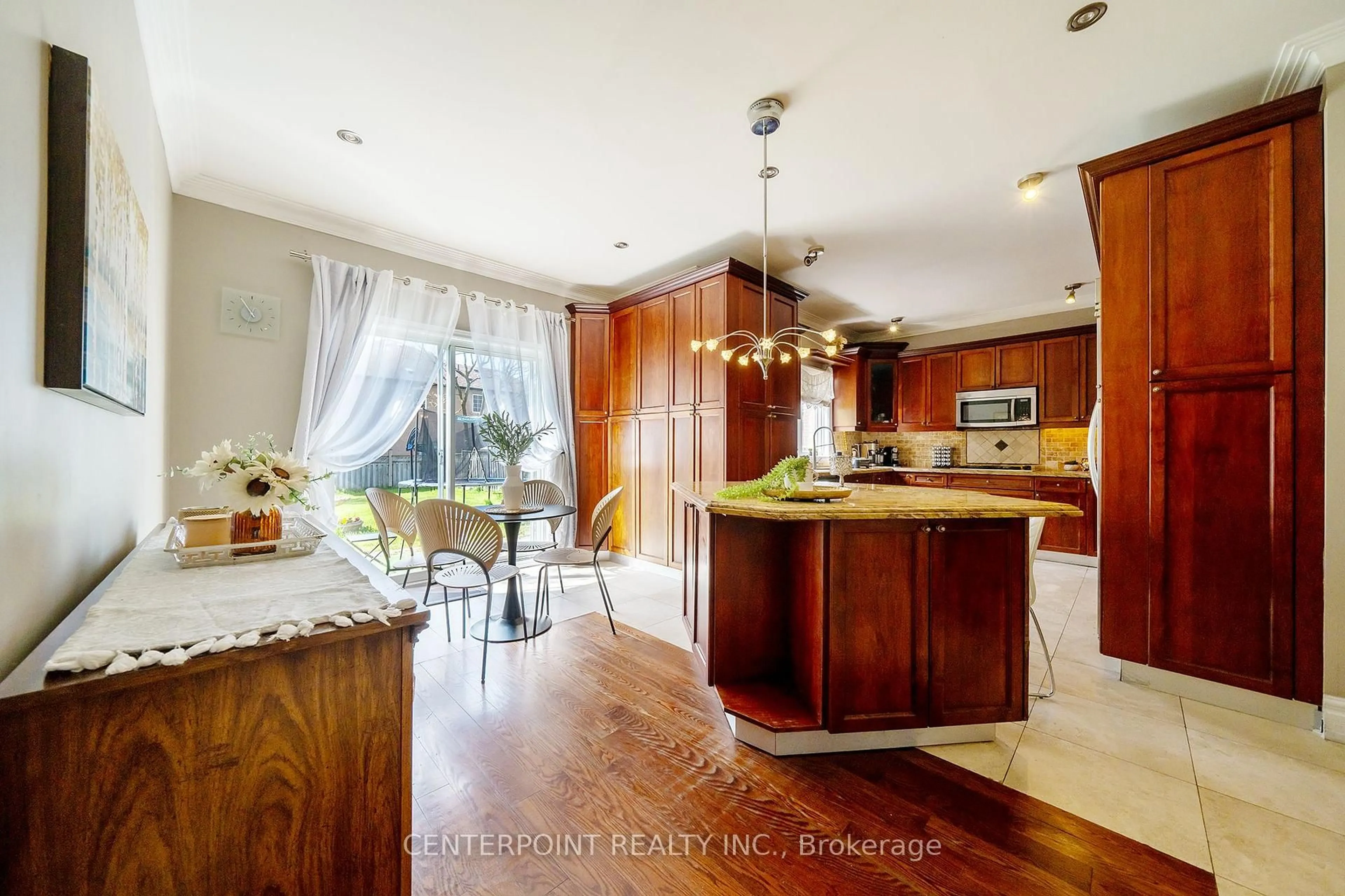 Open concept kitchen, unknown for 277 Oxford St, Richmond Hill Ontario L4C 7V8