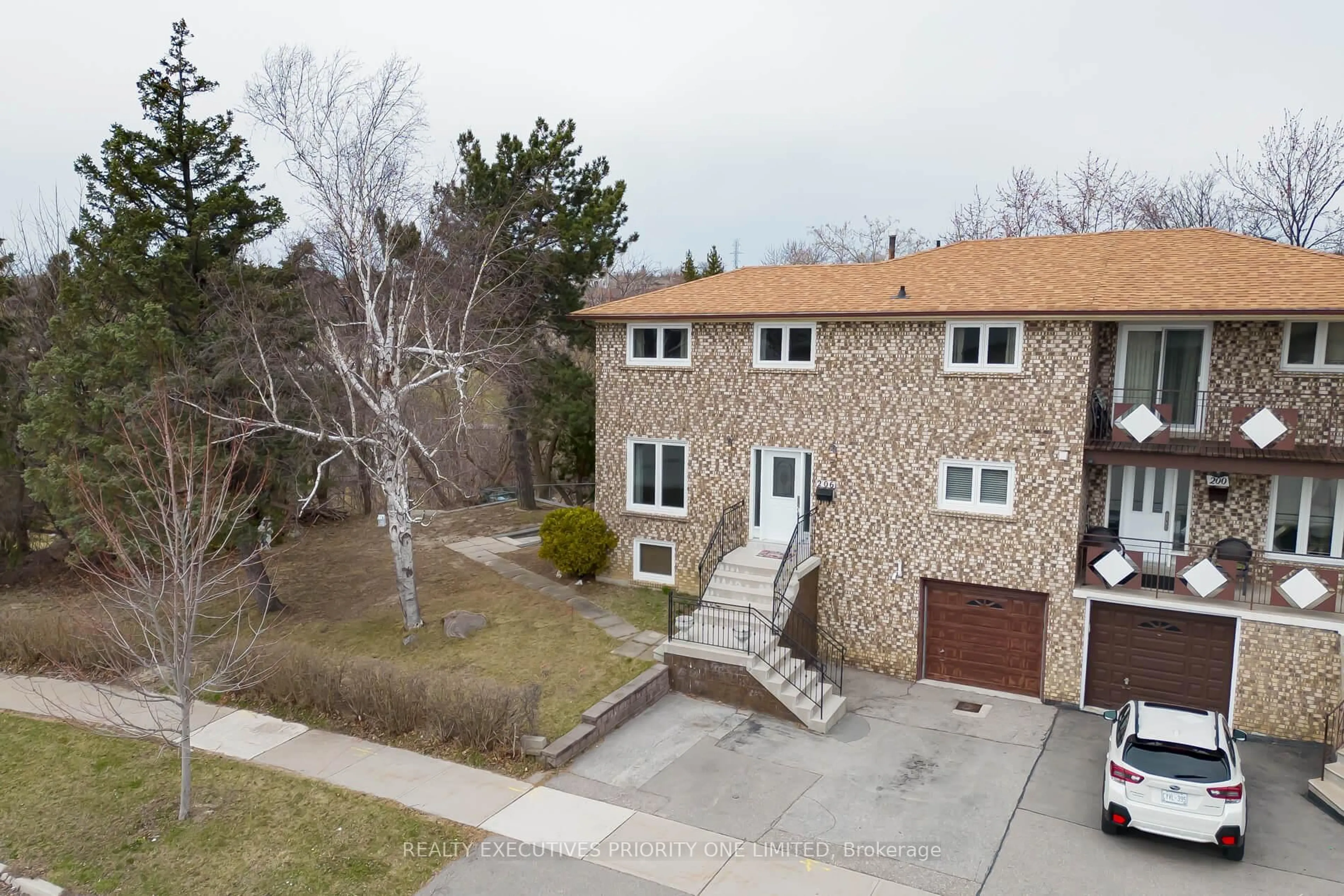 A pic from outside/outdoor area/front of a property/back of a property/a pic from drone, street for 206 Andrew Park, Vaughan Ontario L4L 1G2