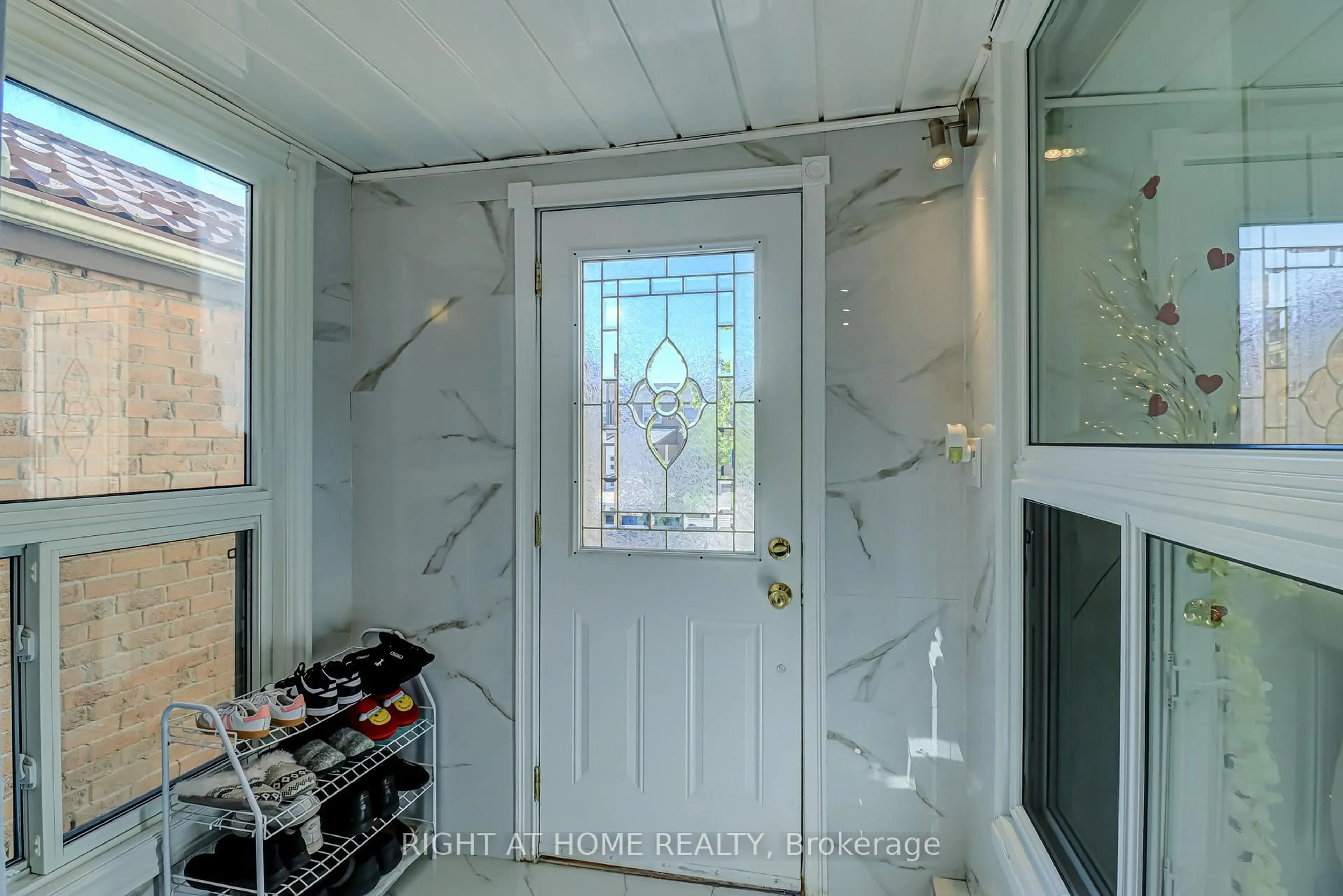 Indoor entryway for 63 Cog Hill Dr, Vaughan Ontario L4K 1M6