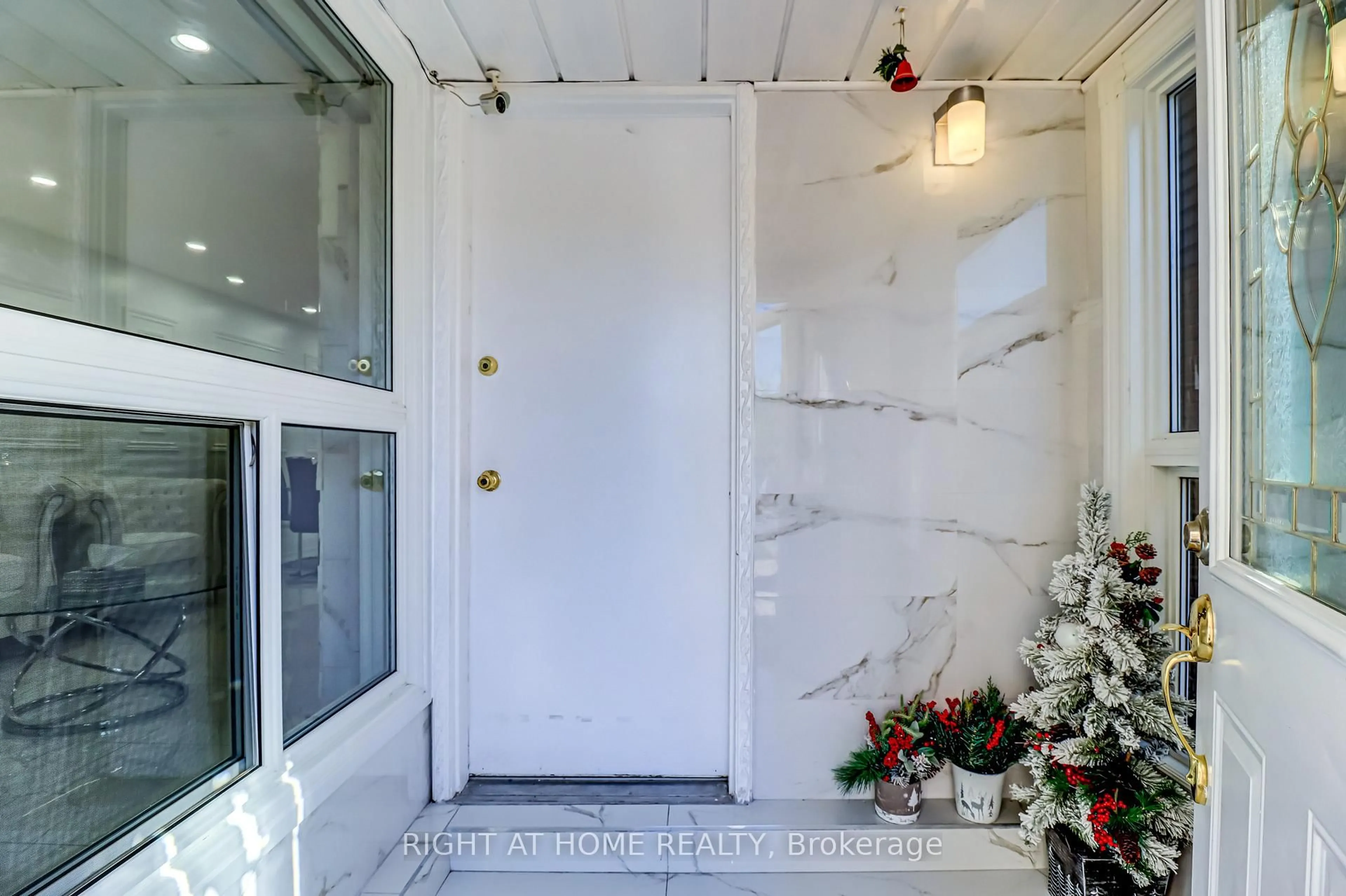 Indoor entryway for 63 Cog Hill Dr, Vaughan Ontario L4K 1M6