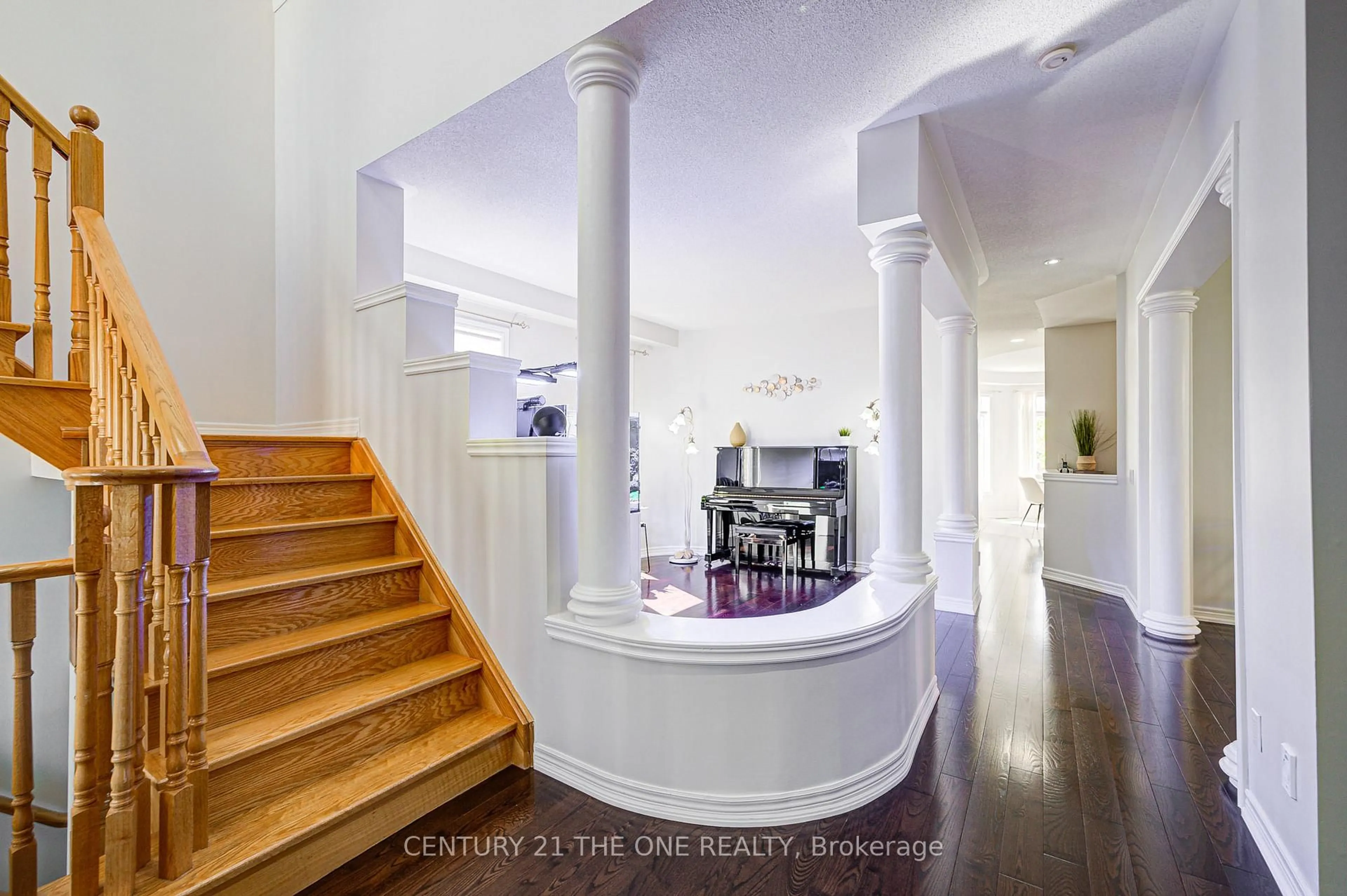 Indoor foyer for 60 Wicker Dr, Richmond Hill Ontario L4E 4T5