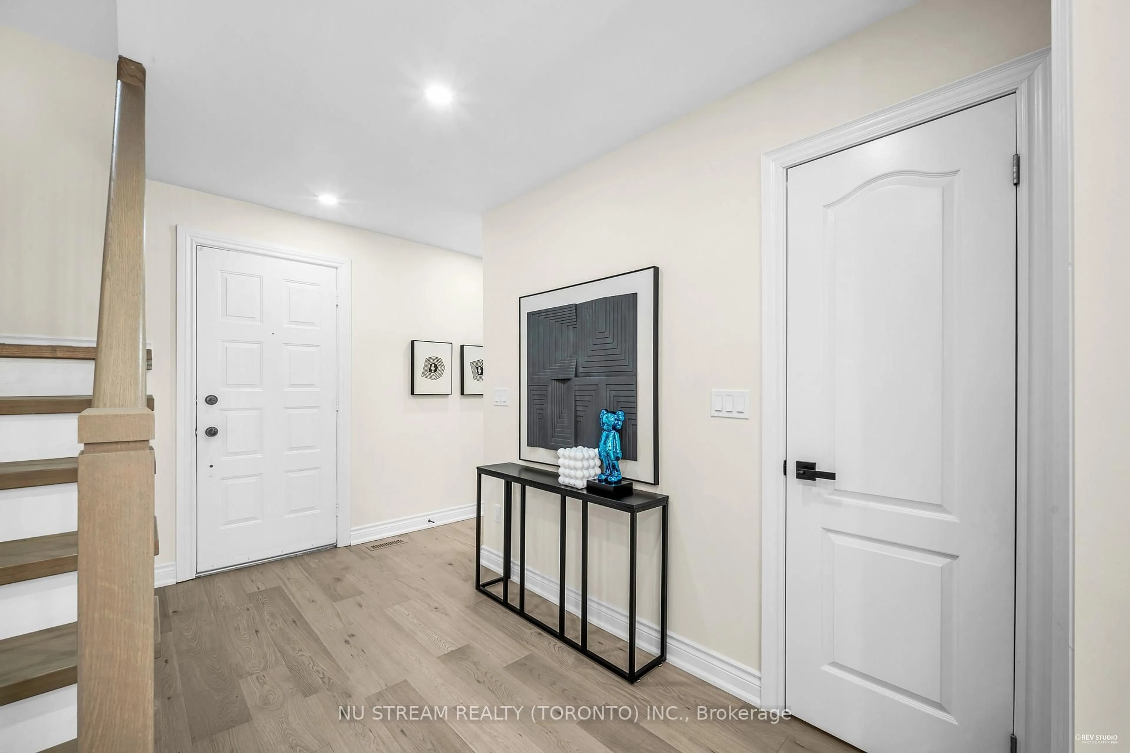 Indoor entryway for 9 Liebeck Cres, Markham Ontario L3R 1Y4