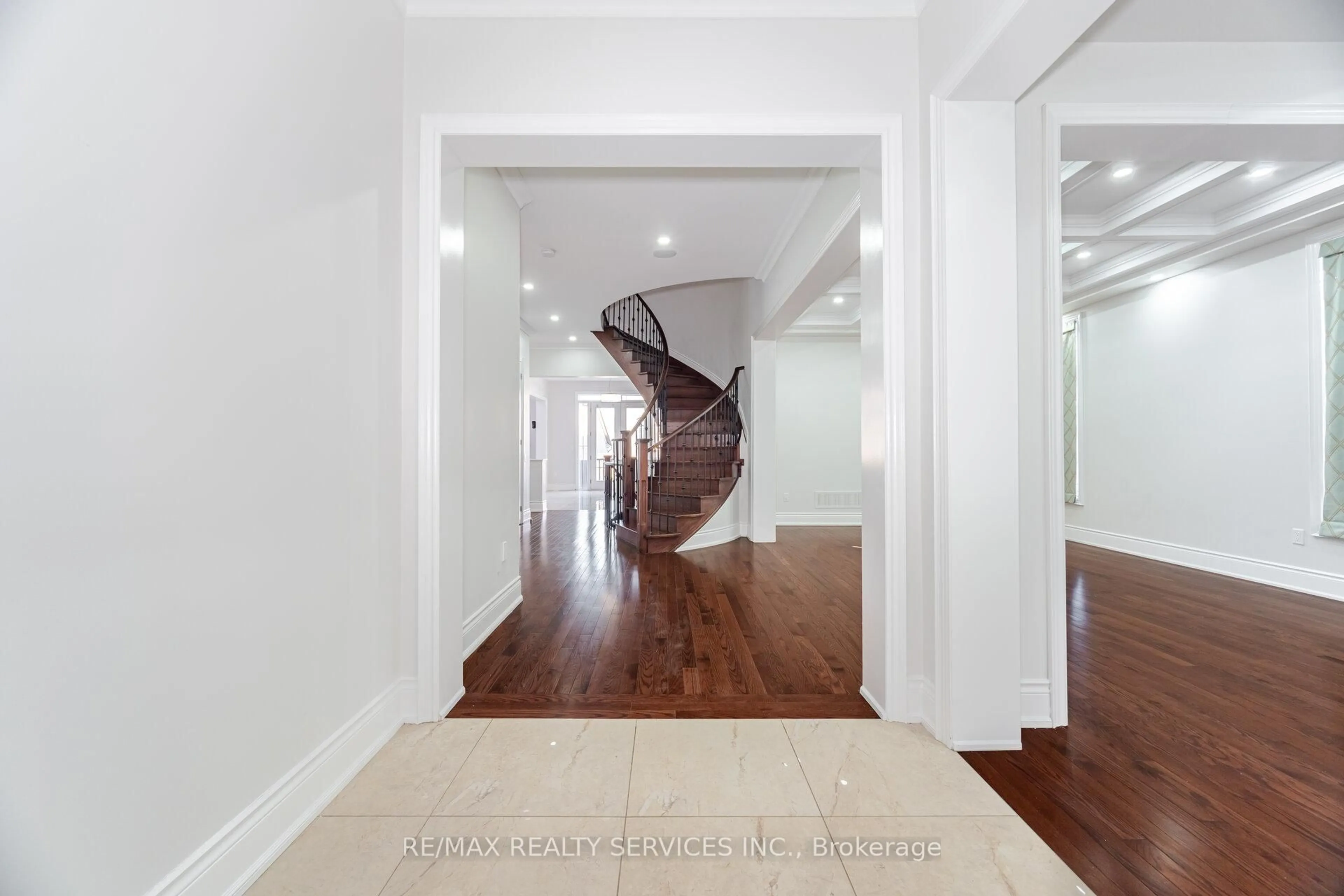 Indoor foyer for 75 Parkheights Tr, King Ontario L7B 0A2