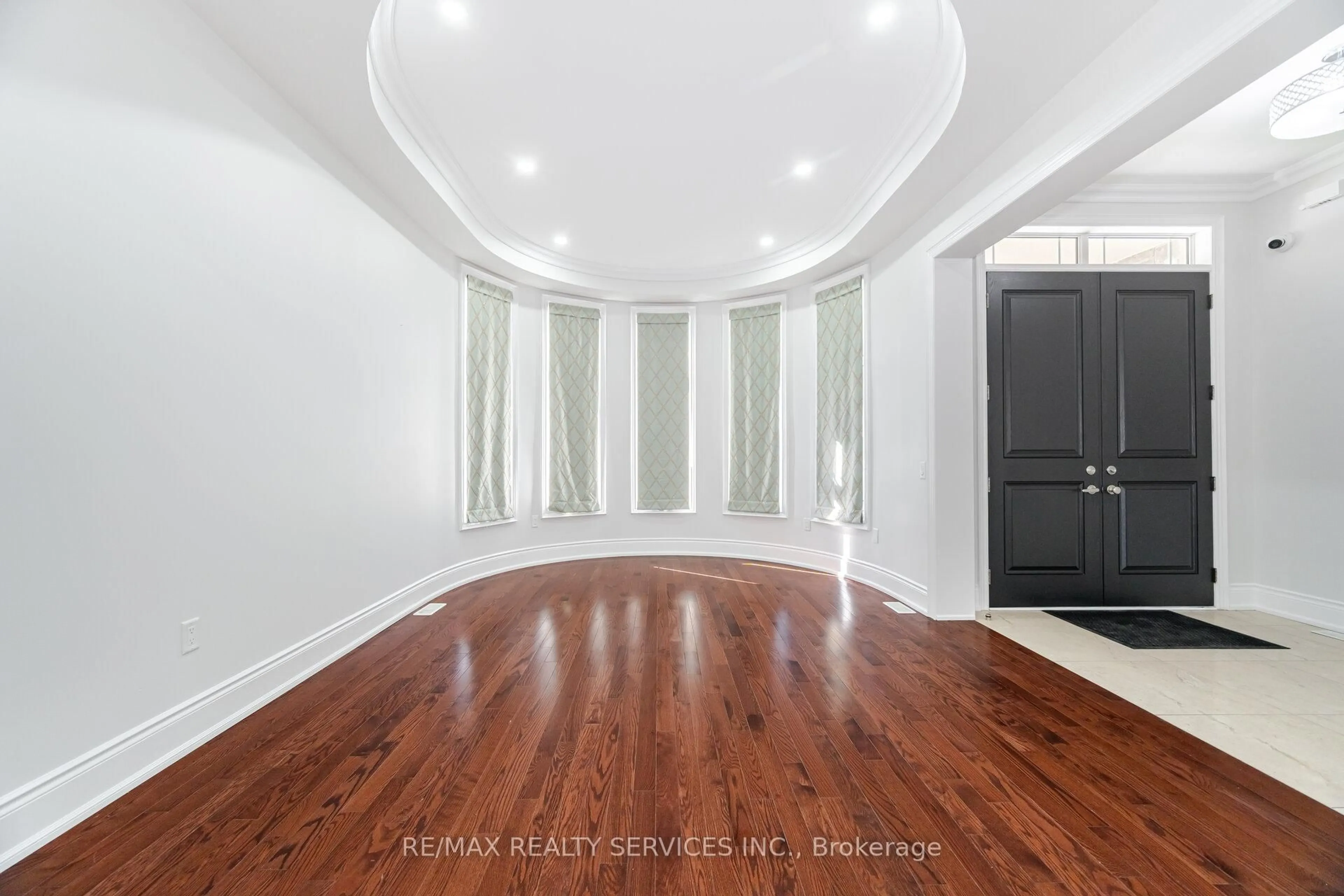Indoor entryway for 75 Parkheights Tr, King Ontario L7B 0A2