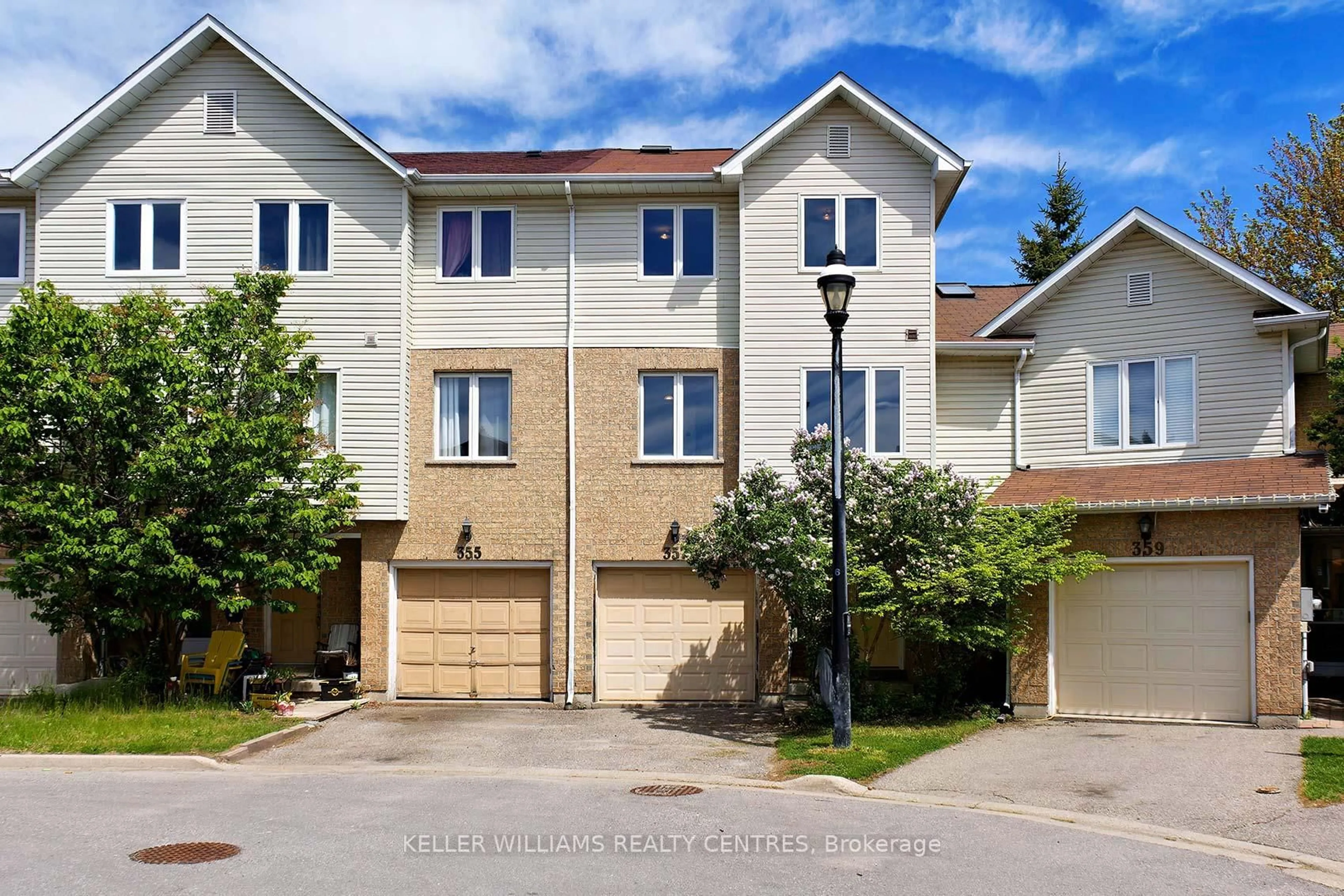 A pic from outside/outdoor area/front of a property/back of a property/a pic from drone, street for 357 Riddell Crt #4, Newmarket Ontario L3Y 8M8