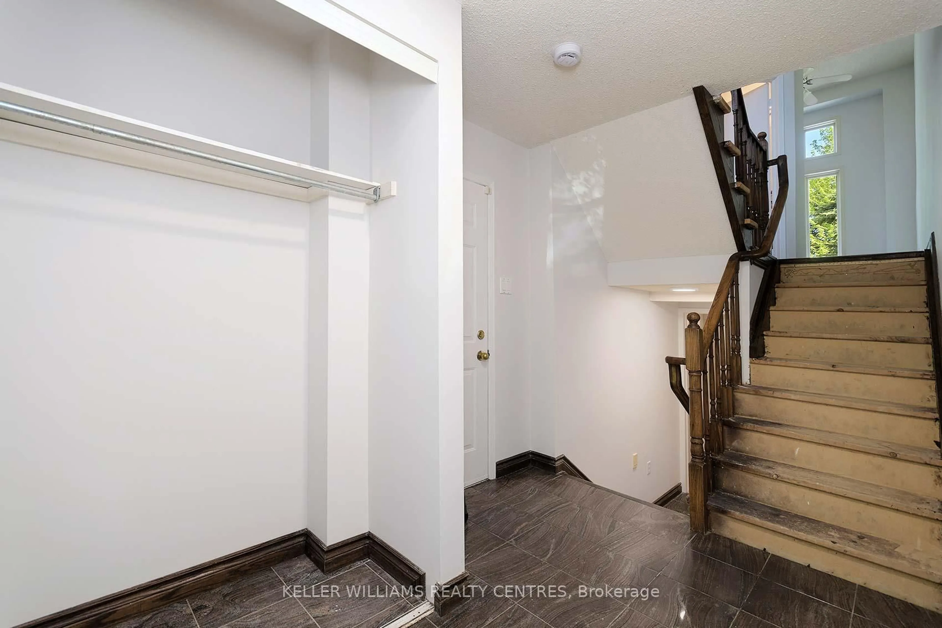 Indoor entryway for 357 Riddell Crt #4, Newmarket Ontario L3Y 8M8