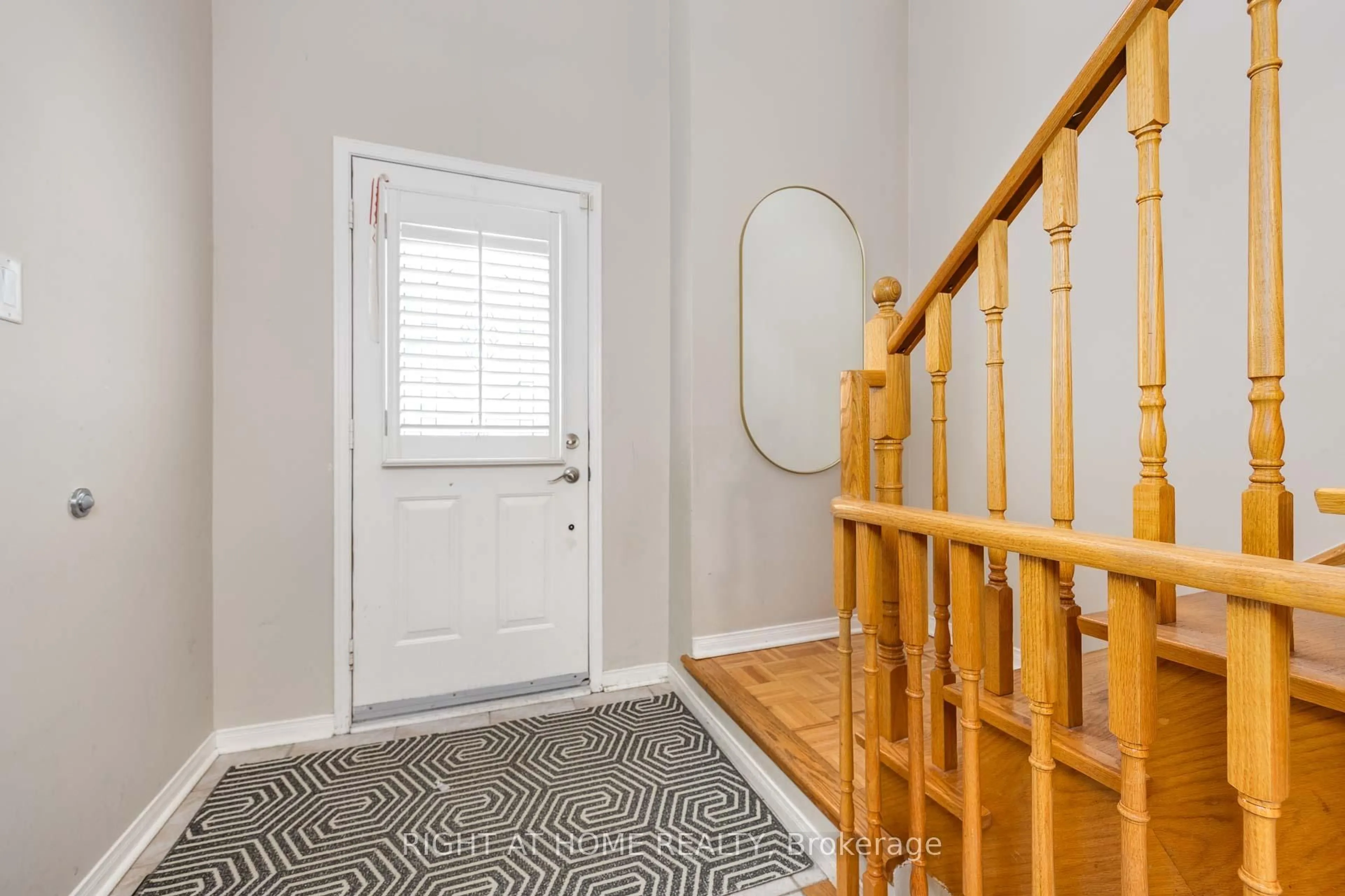 Indoor entryway for 53 Cassia Cres, Vaughan Ontario L6A 3N3