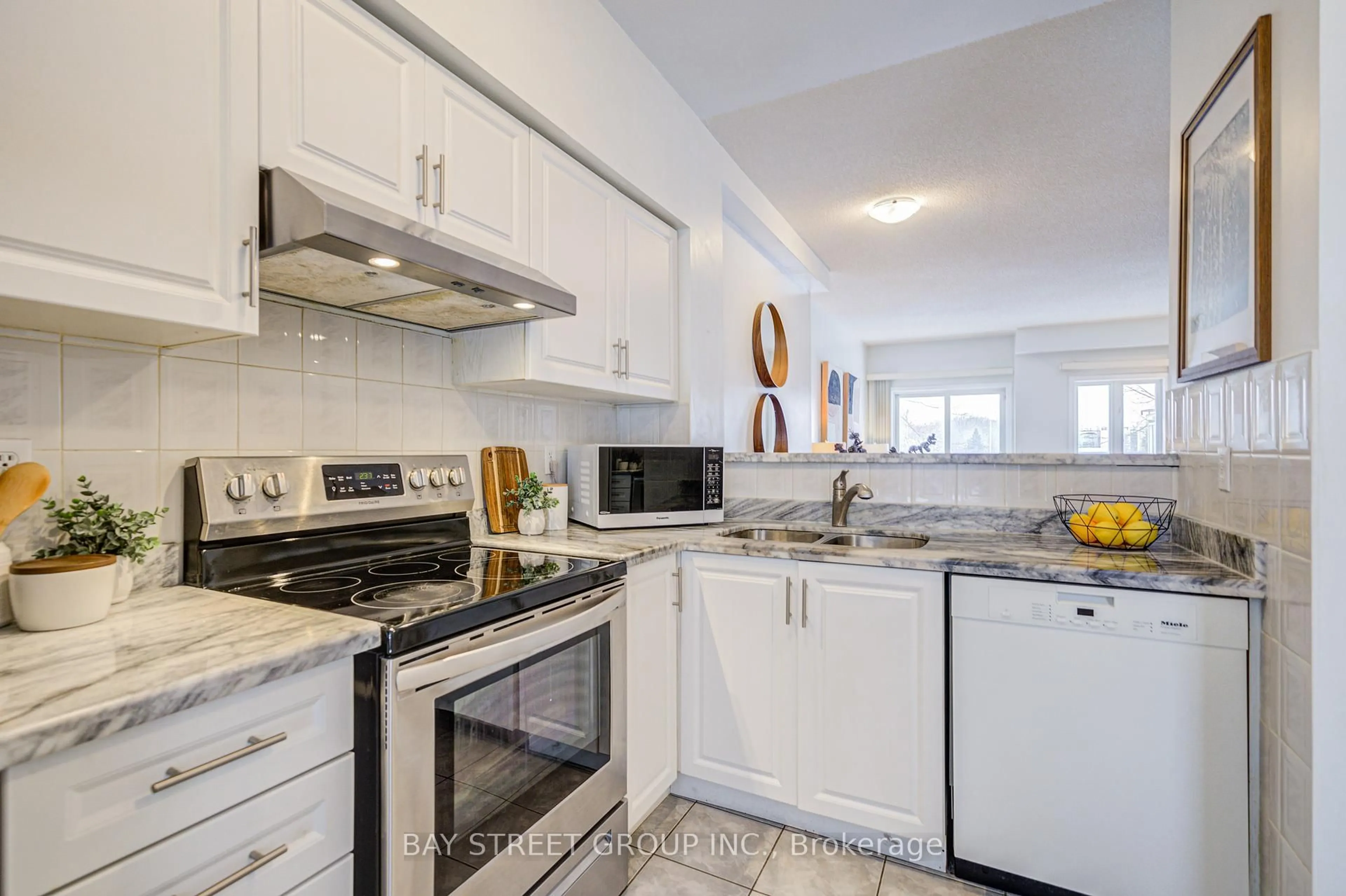 Open concept kitchen, ceramic/tile floor for 10 St Moritz Way #6, Markham Ontario L3R 4G4