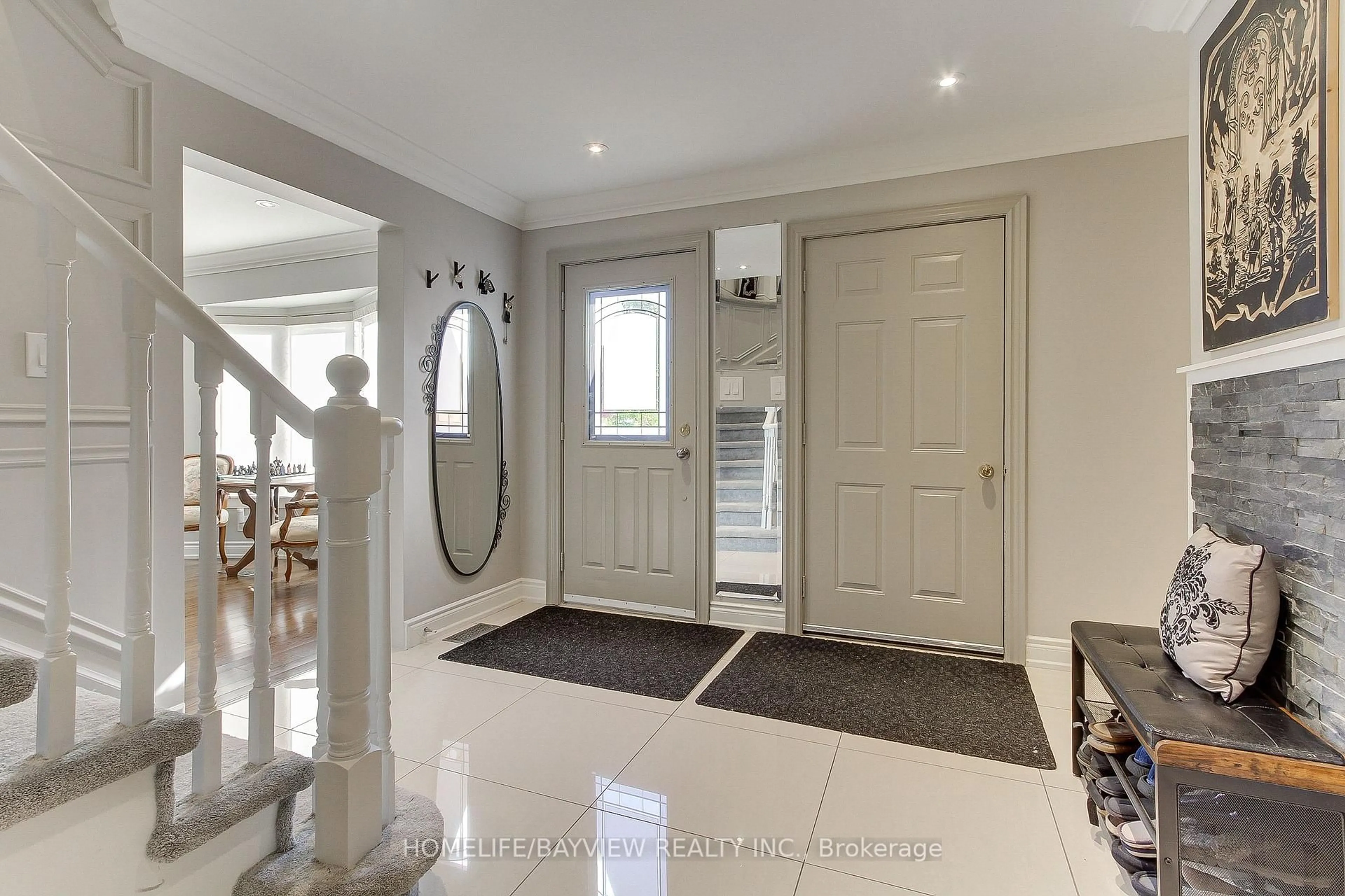 Indoor foyer for 3 Tower Crt, Bradford West Gwillimbury Ontario L3Z 2V2