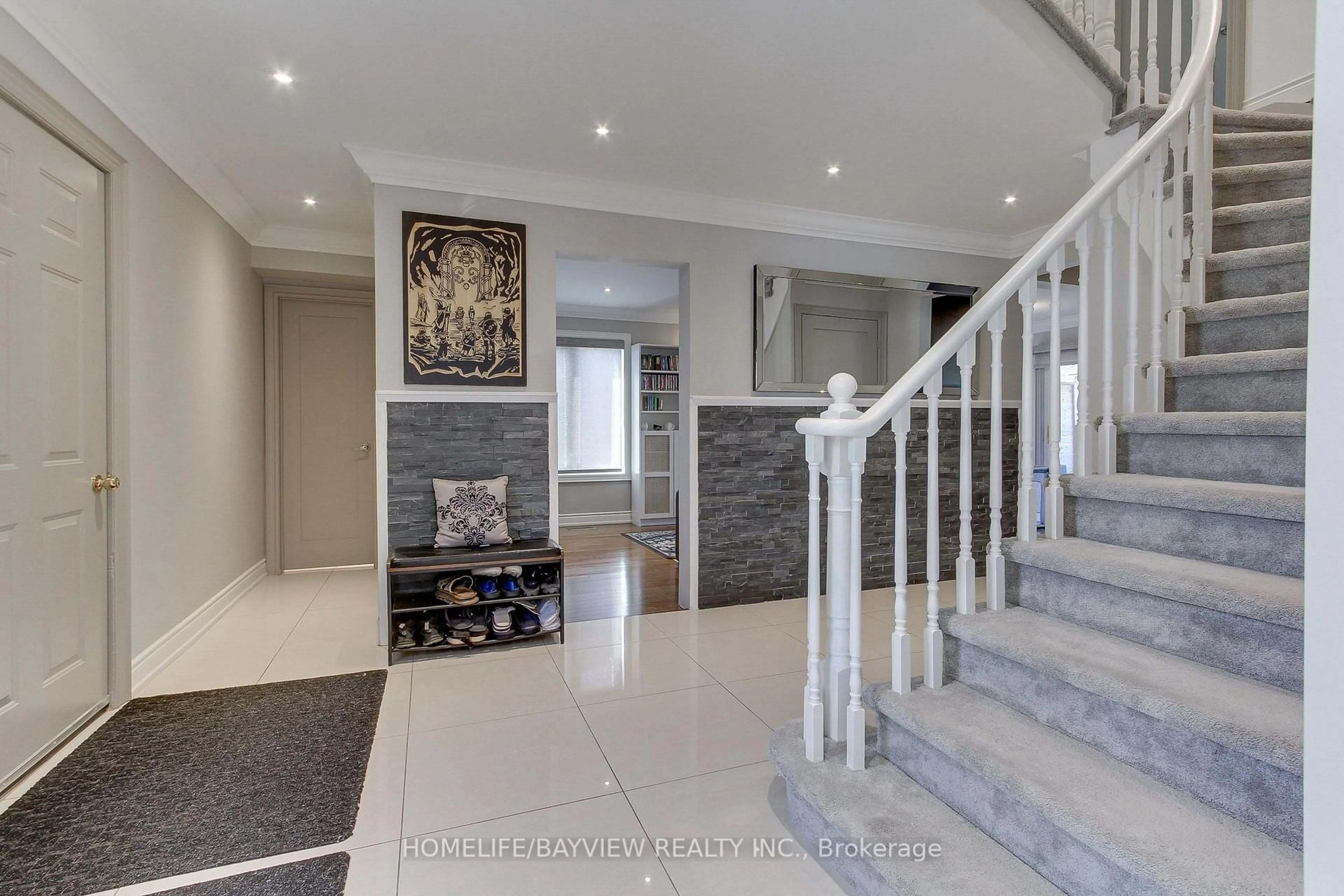 Indoor foyer for 3 Tower Crt, Bradford West Gwillimbury Ontario L3Z 2V2