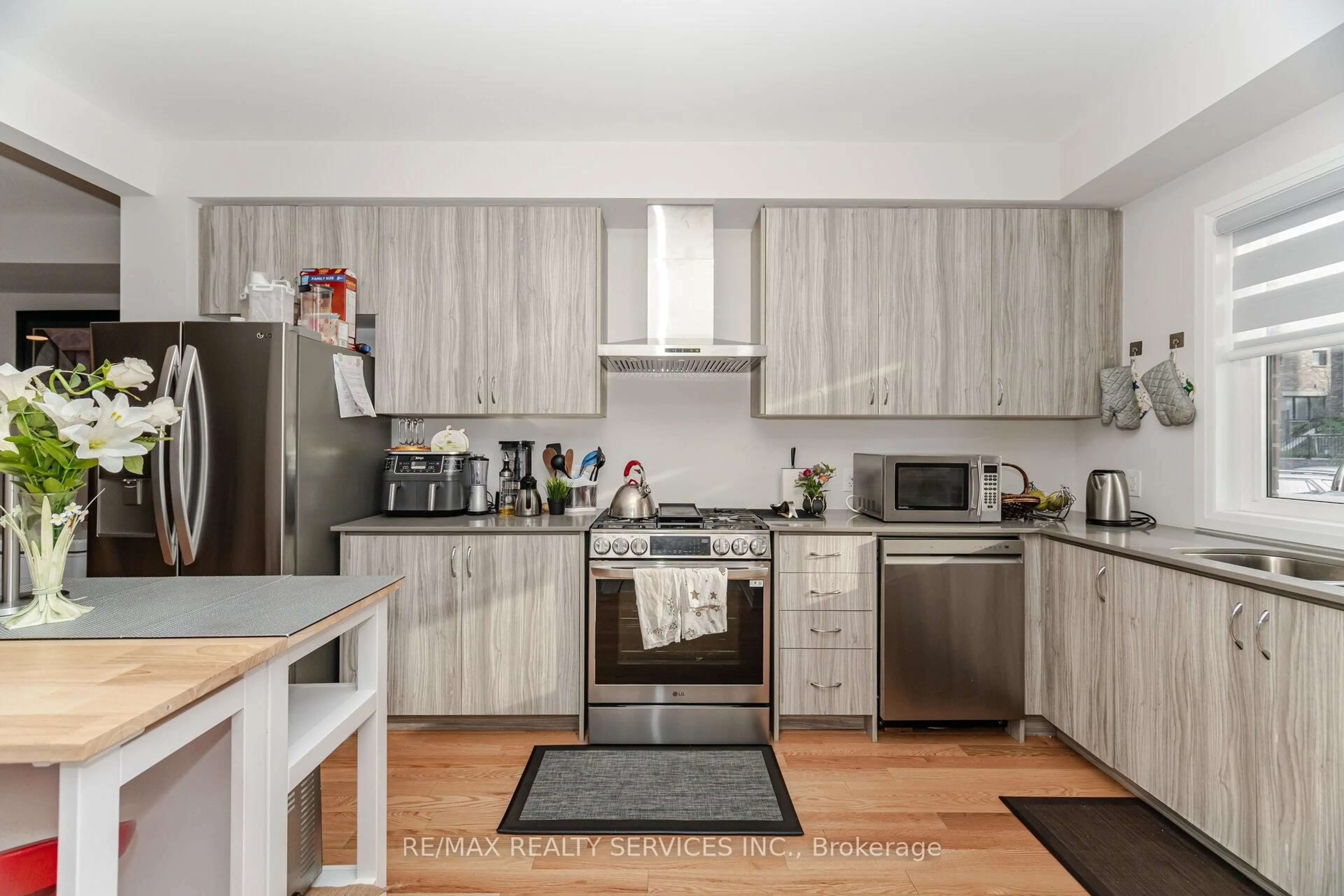 Standard kitchen, wood/laminate floor for 220 Dissette St #12, Bradford West Gwillimbury Ontario L3Z 4M2