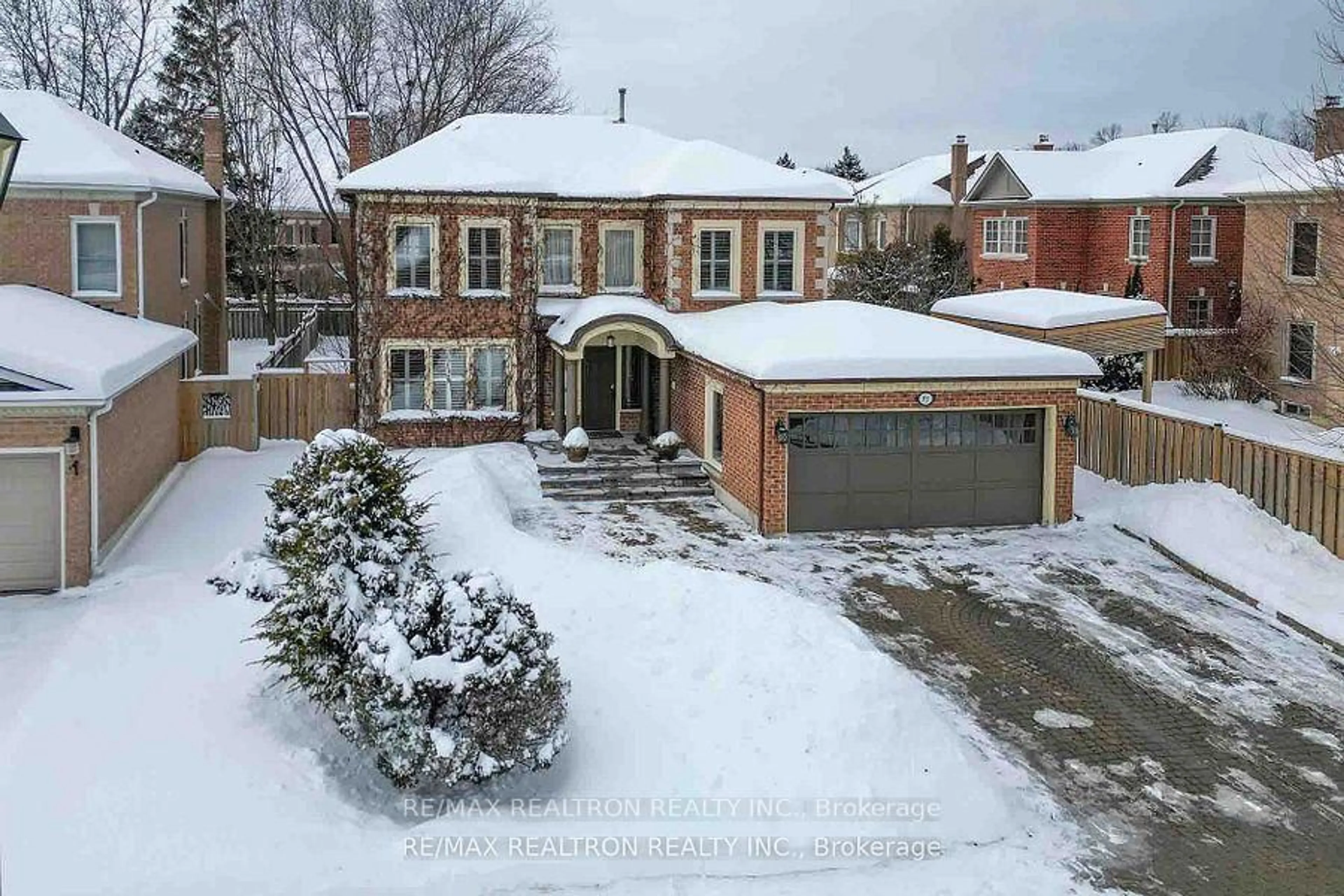 A pic from outside/outdoor area/front of a property/back of a property/a pic from drone, street for 95 Baynards Lane, Richmond Hill Ontario L4C 9B9