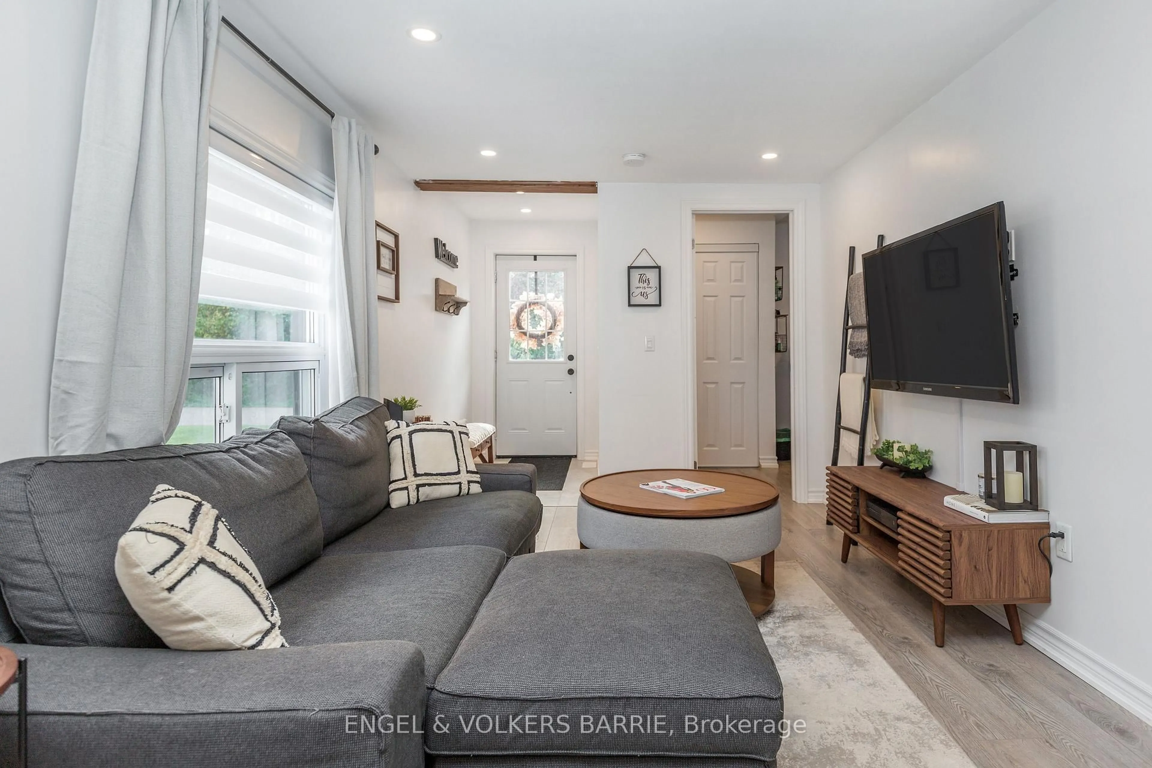 Living room with furniture, unknown for 1068 Emily St, Innisfil Ontario L0L 1C0