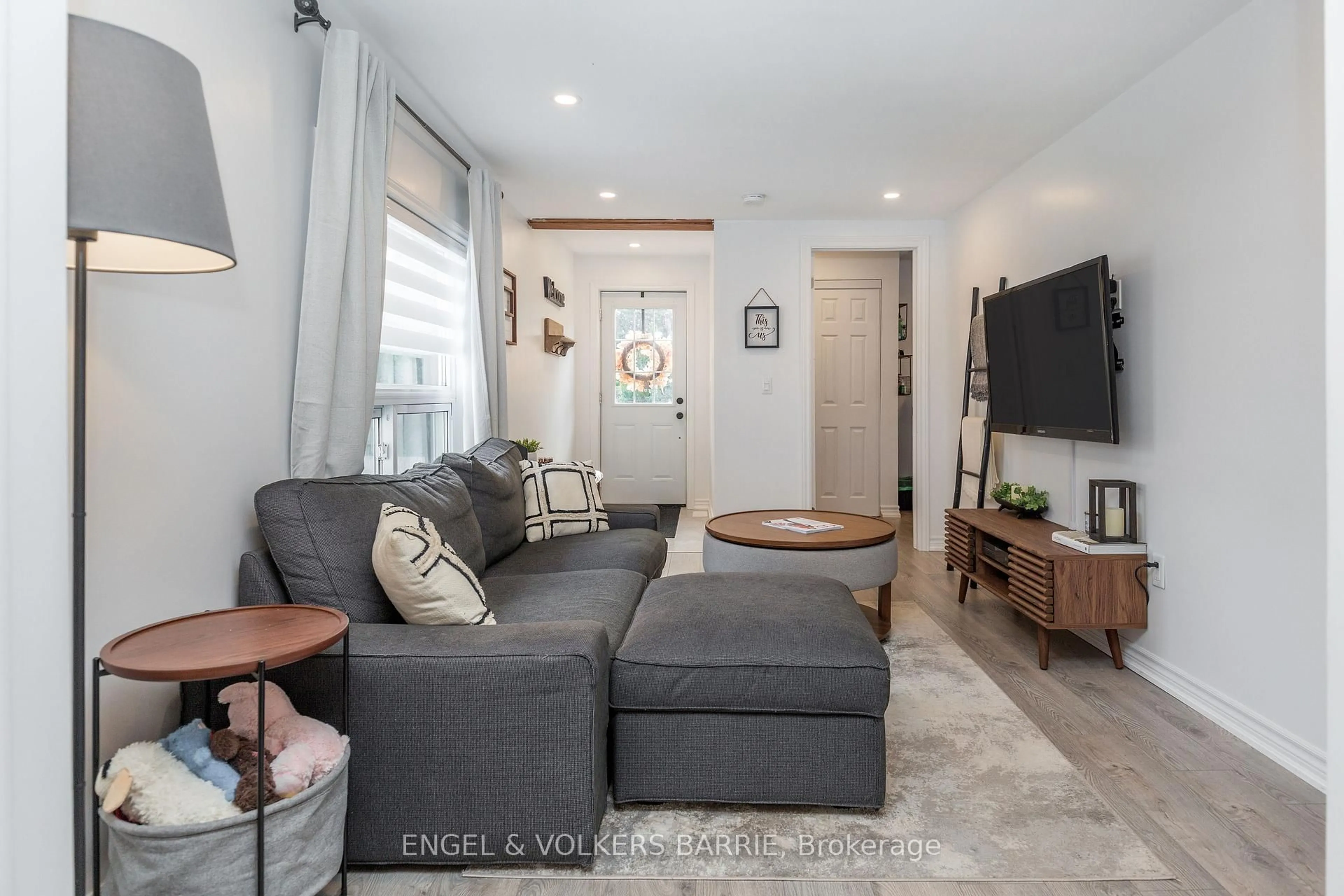Living room with furniture, unknown for 1068 Emily St, Innisfil Ontario L0L 1C0