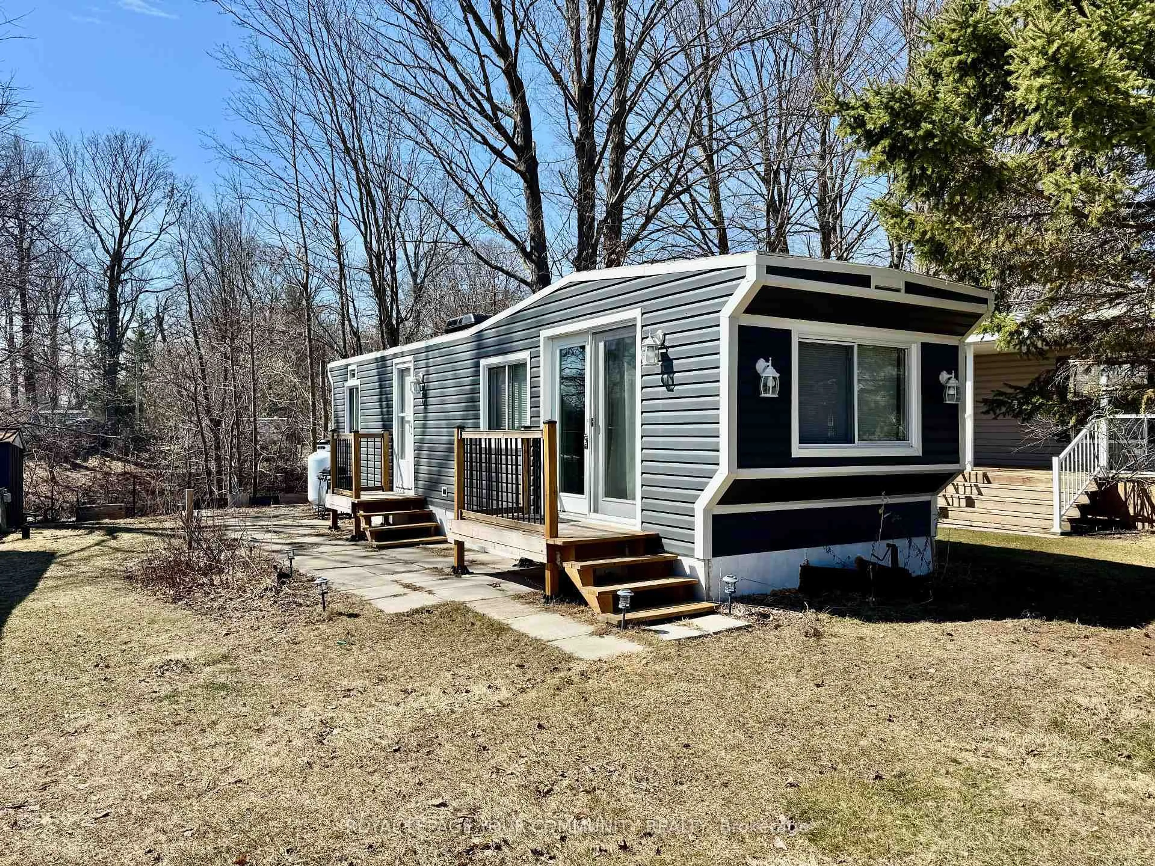 Unknown for 285 Crydermans Sdrd #204, Georgina Ontario L0E 1A0