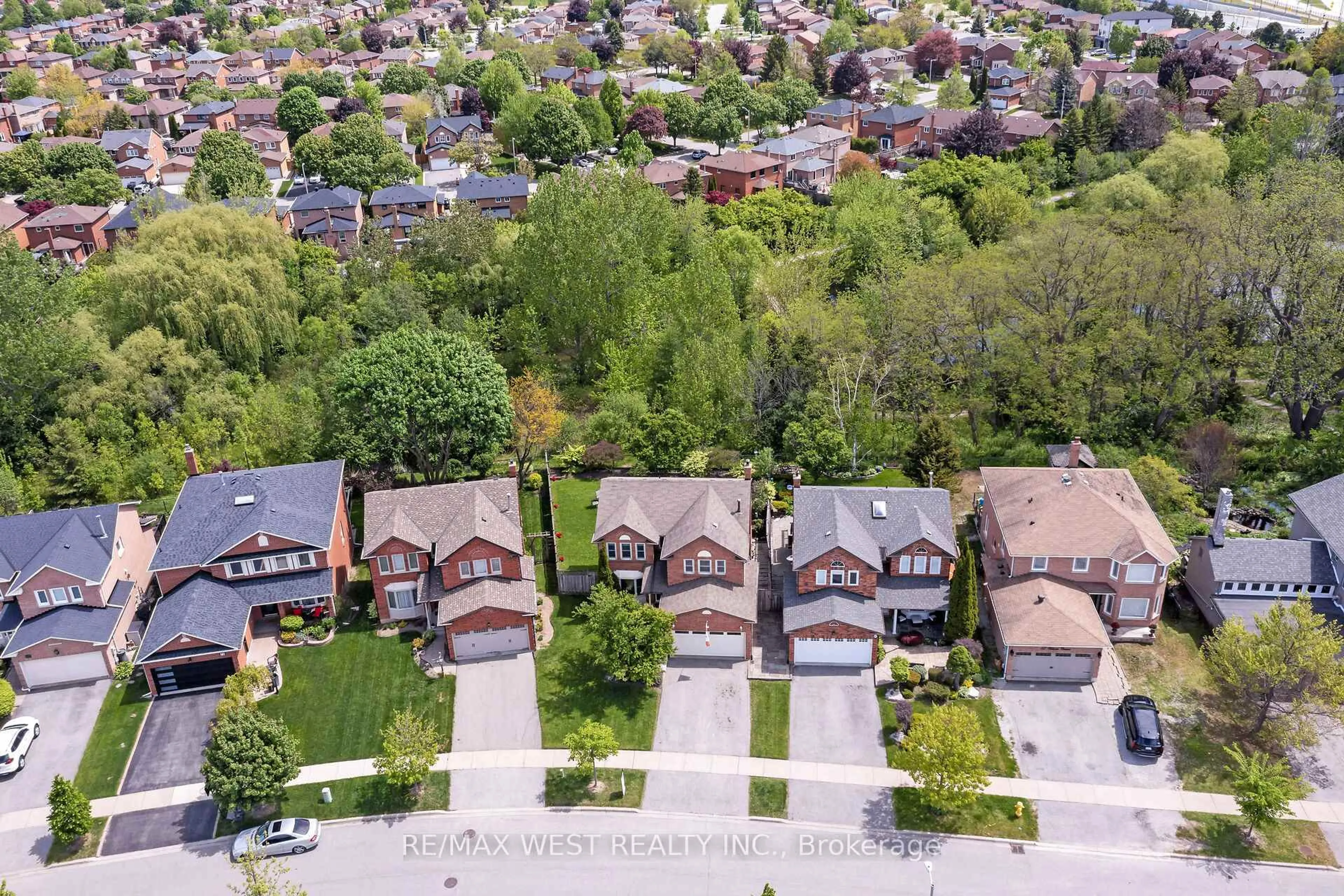 A pic from outside/outdoor area/front of a property/back of a property/a pic from drone, street for 65 Belmont Cres, Vaughan Ontario L6A 1L7