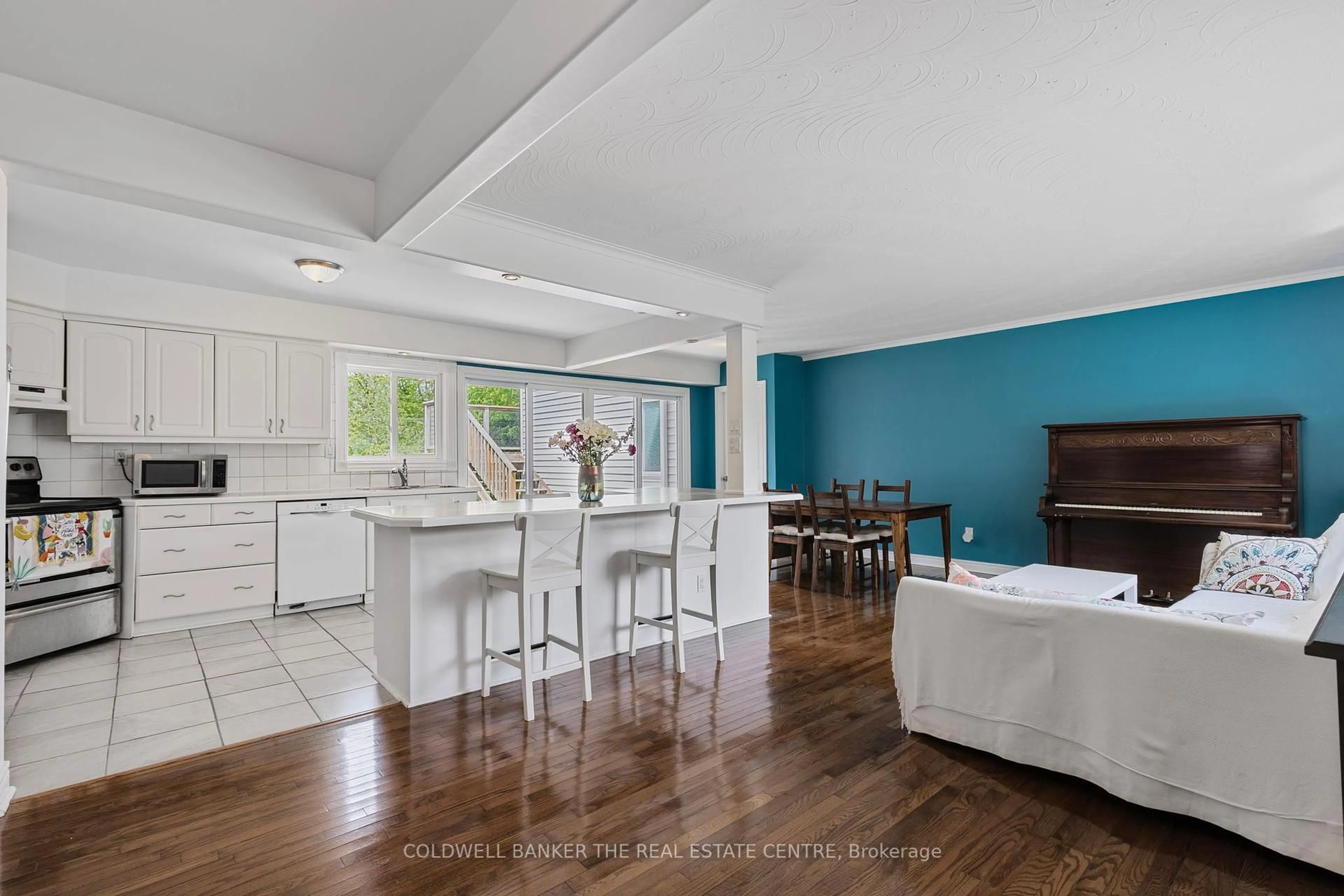 Open concept kitchen, unknown for 92 Hamilton Dr, Newmarket Ontario L3Y 3E8