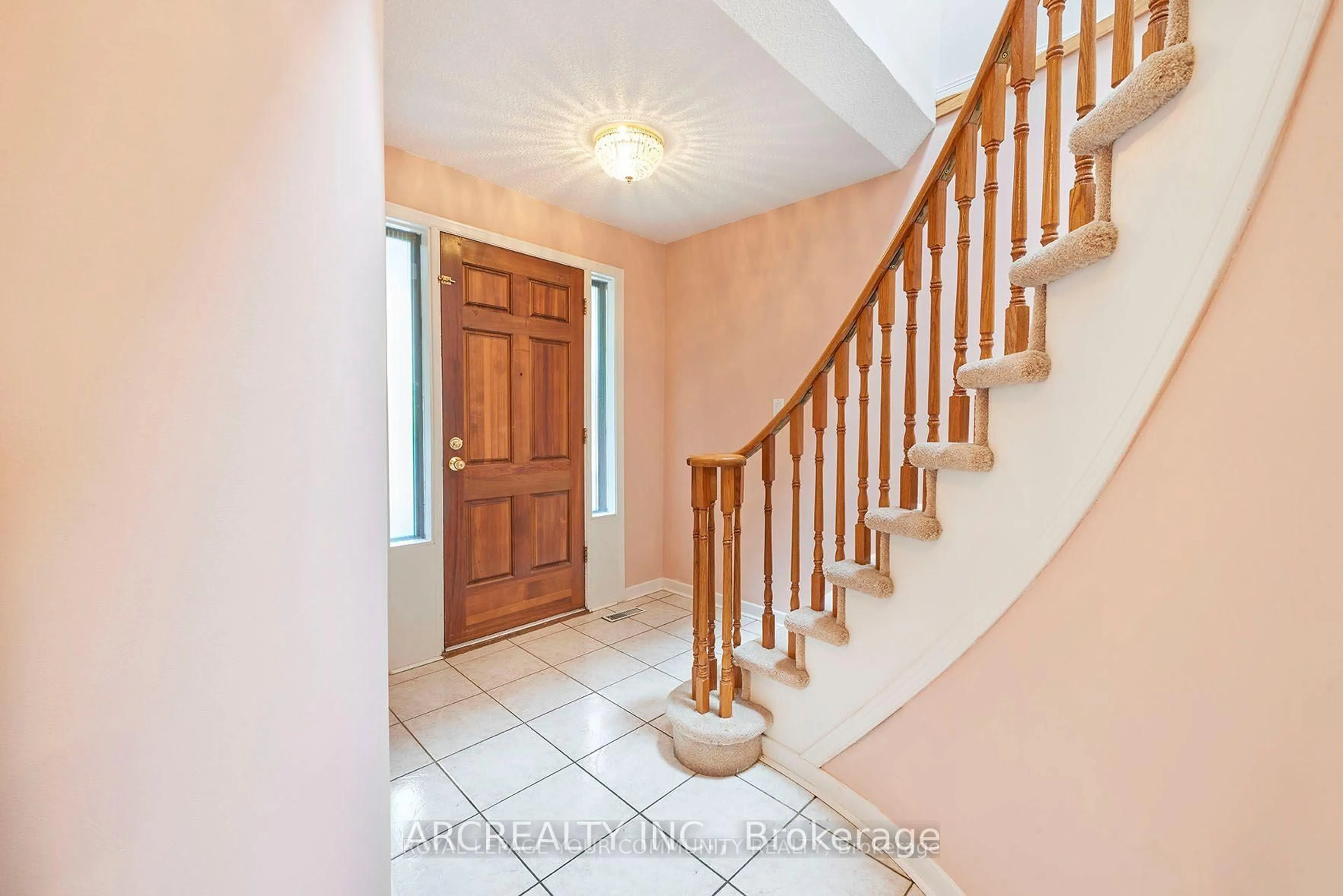 Indoor entryway for 28 Oakmount Cres, Vaughan Ontario L4K 2C3