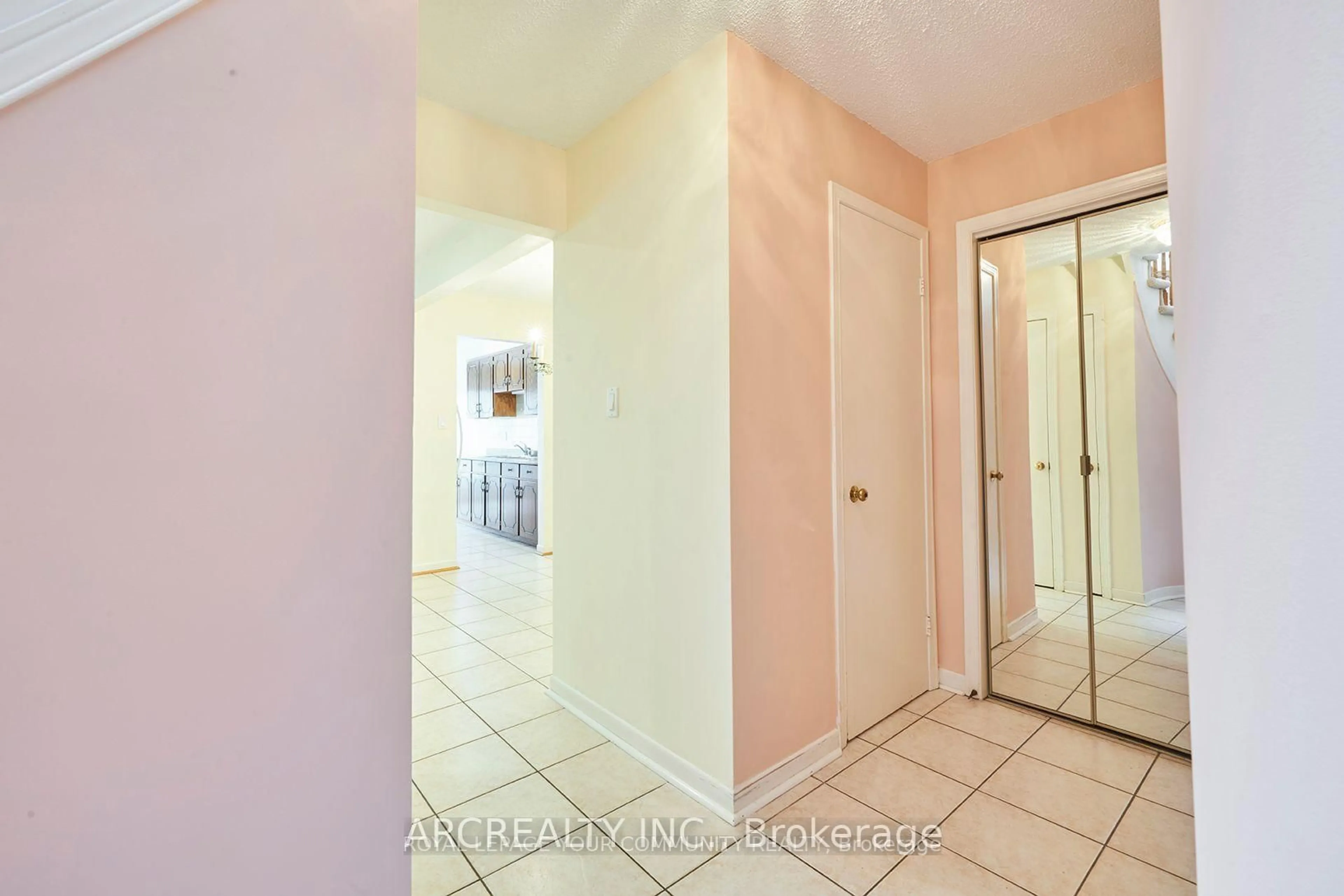 Indoor entryway for 28 Oakmount Cres, Vaughan Ontario L4K 2C3