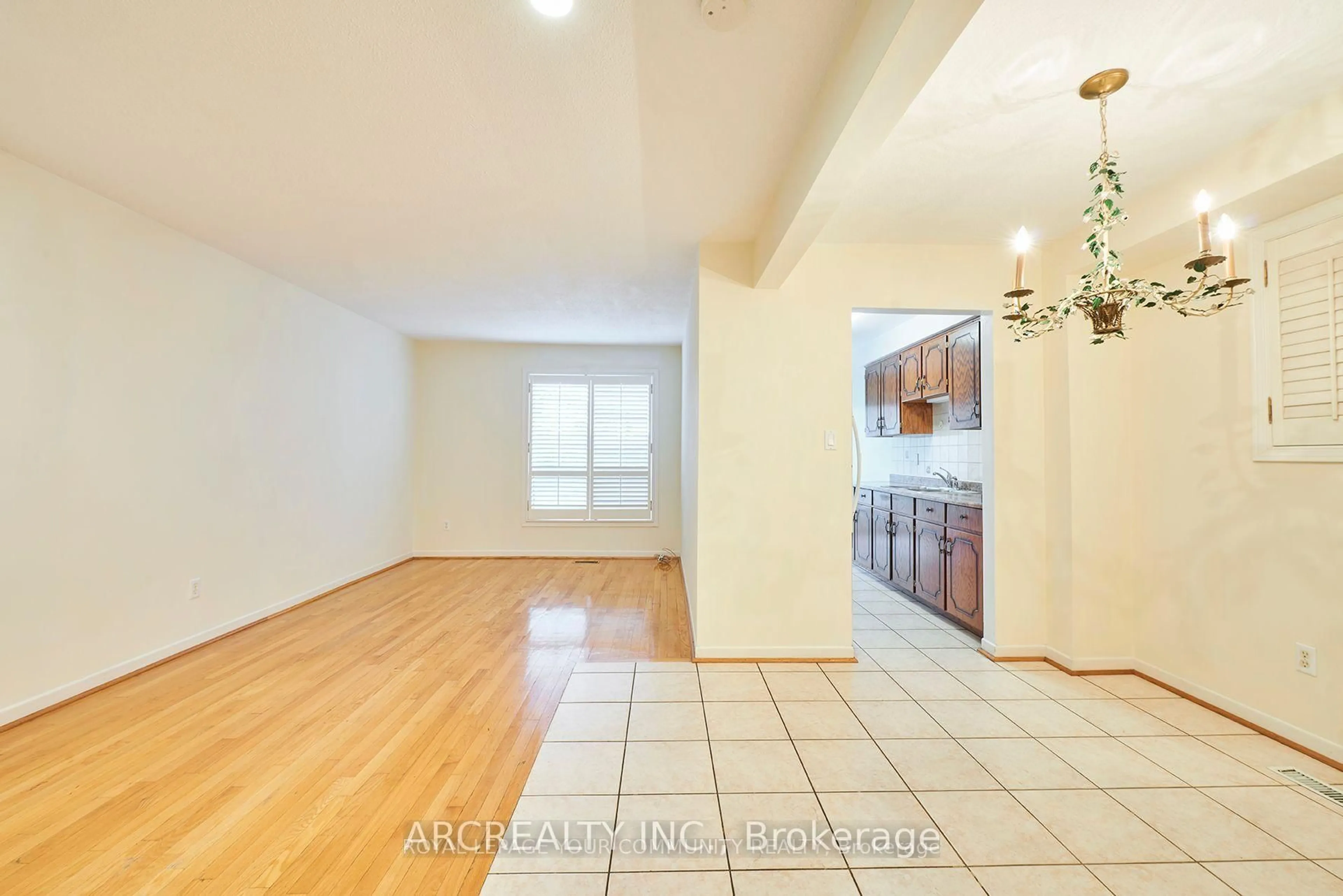 A pic of a room for 28 Oakmount Cres, Vaughan Ontario L4K 2C3
