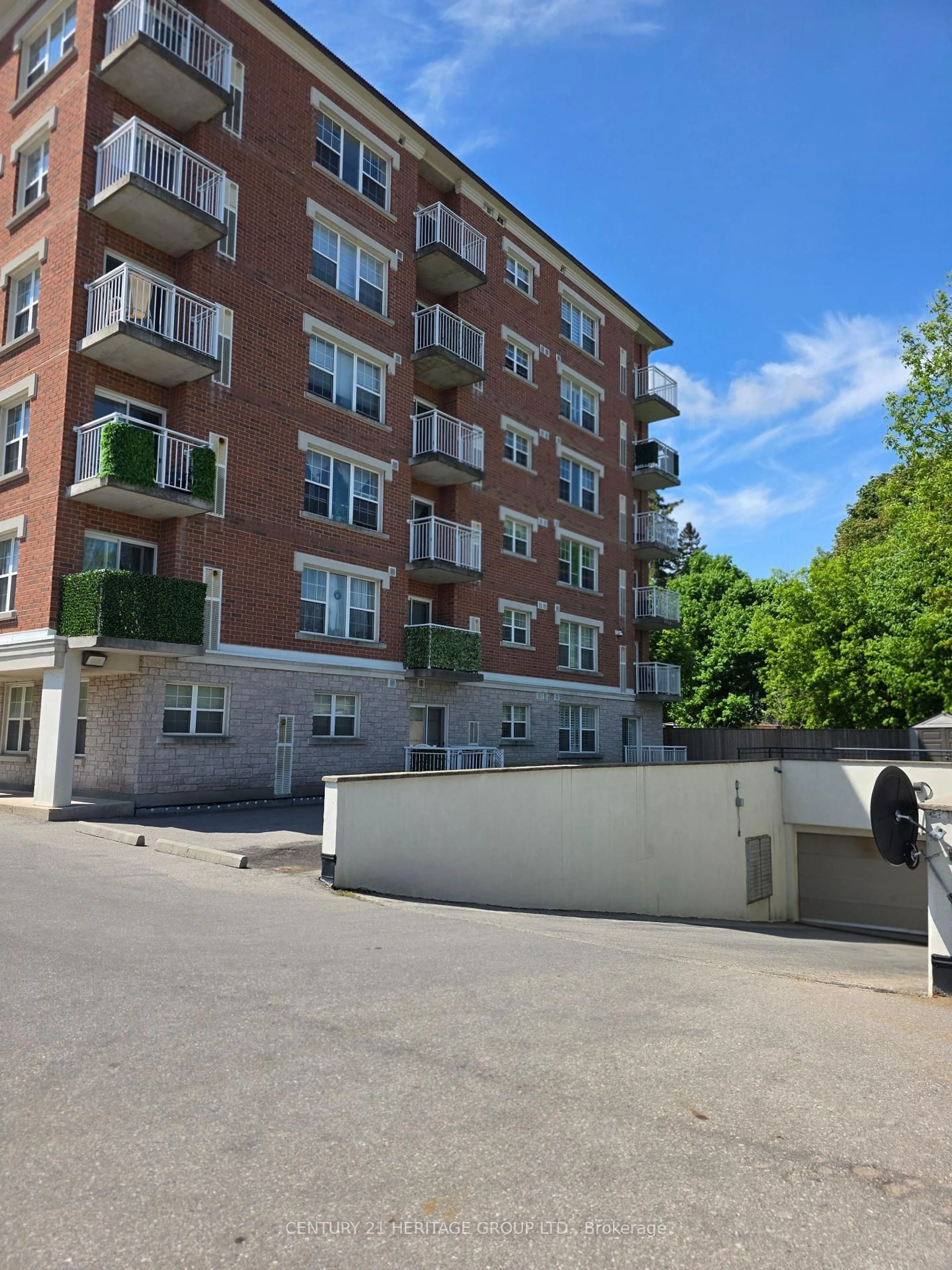 A pic from outside/outdoor area/front of a property/back of a property/a pic from drone, street for 35 Hunt Ave #401, Richmond Hill Ontario L4C 4H1
