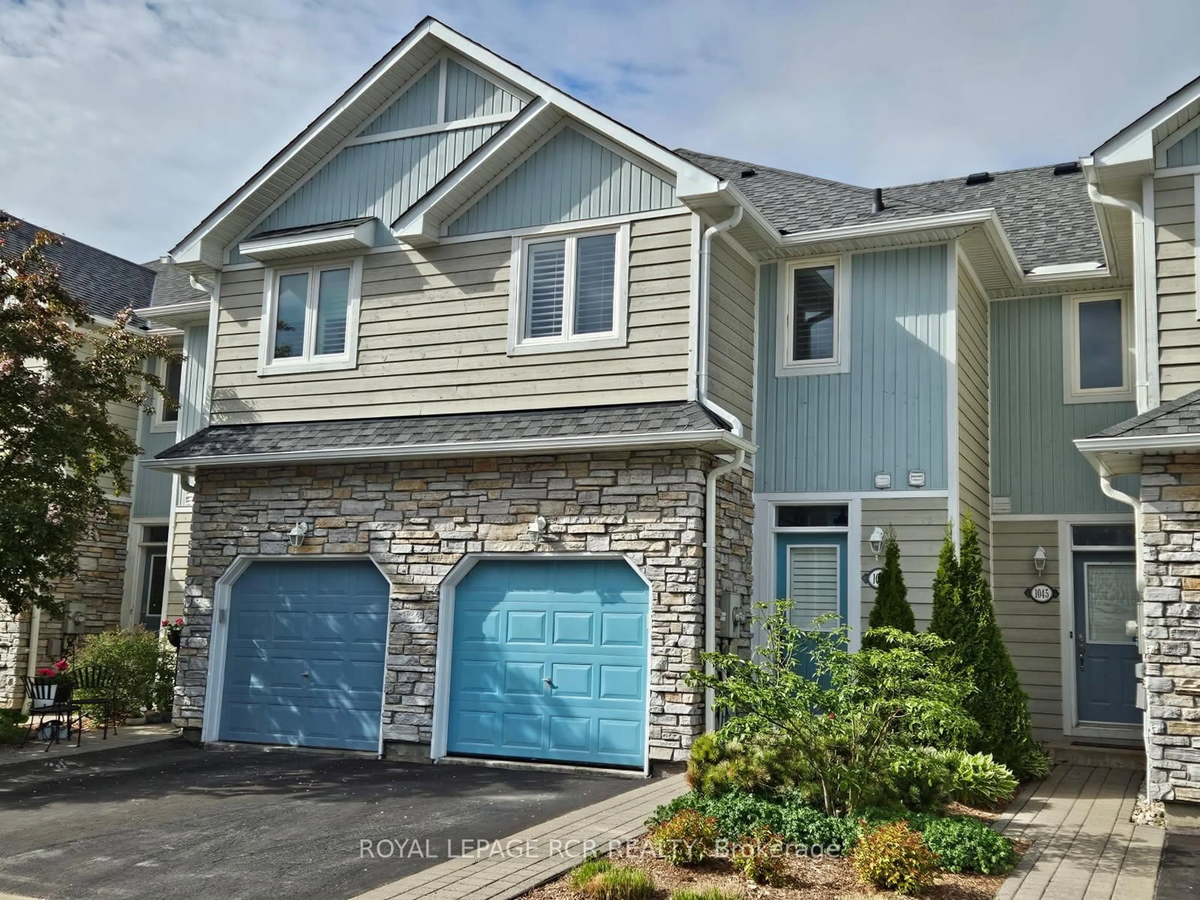 Home with vinyl exterior material, street for 1047 On Bogart Circ, Newmarket Ontario L3Y 8T4