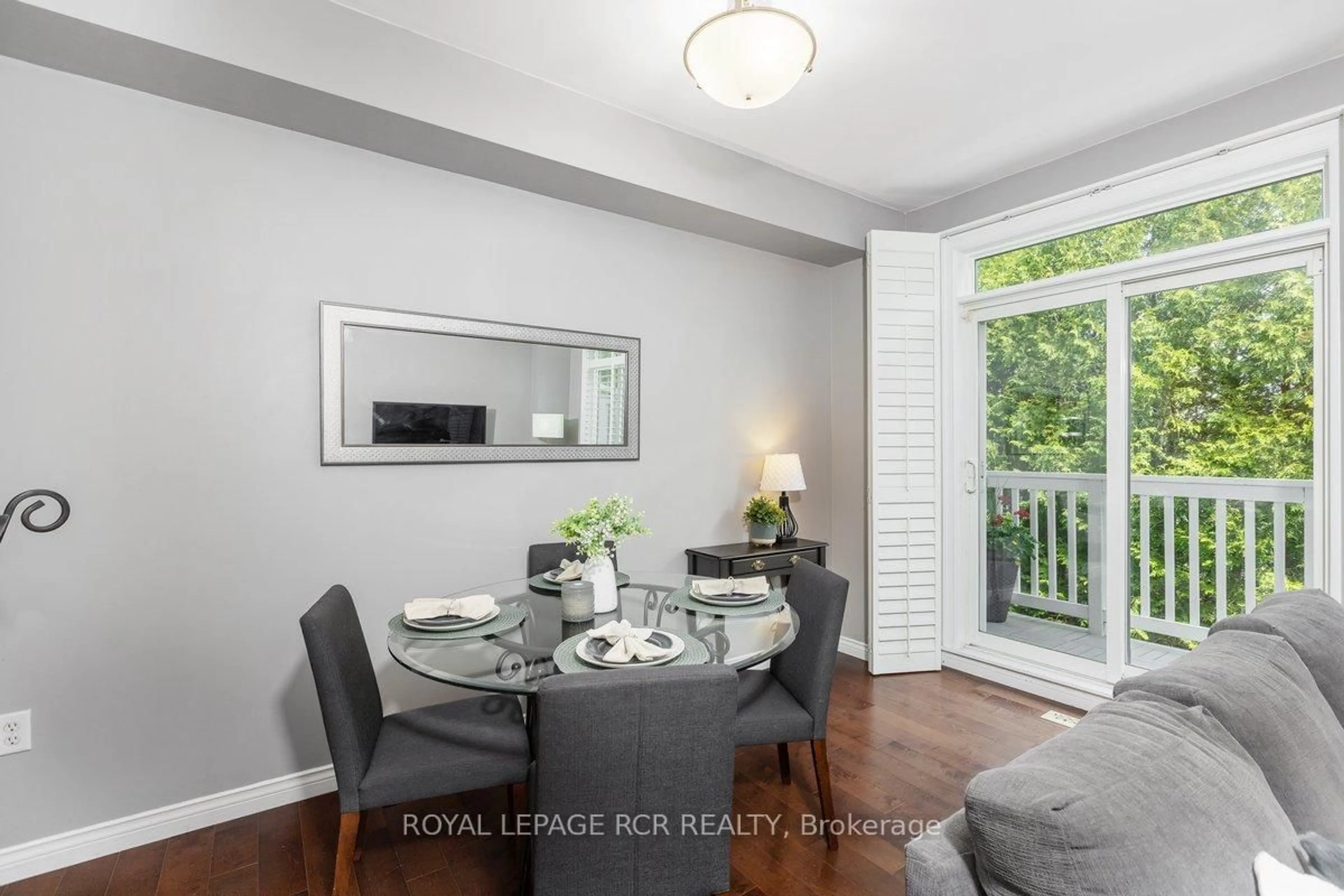 Dining room, wood/laminate floor for 1047 On Bogart Circ, Newmarket Ontario L3Y 8T4