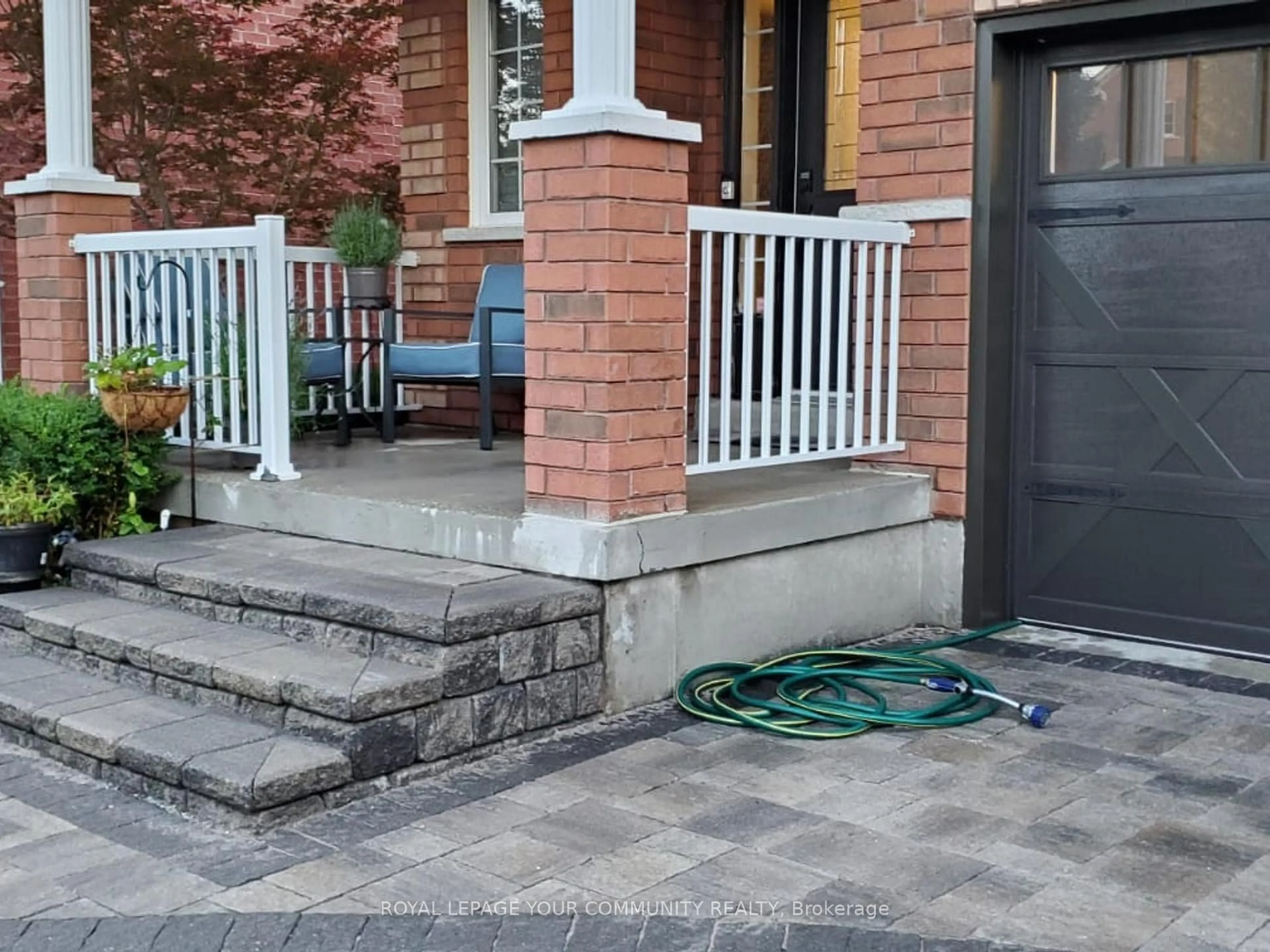Patio, street for 8 Whitestone Dr, Georgina Ontario L4P 0A1