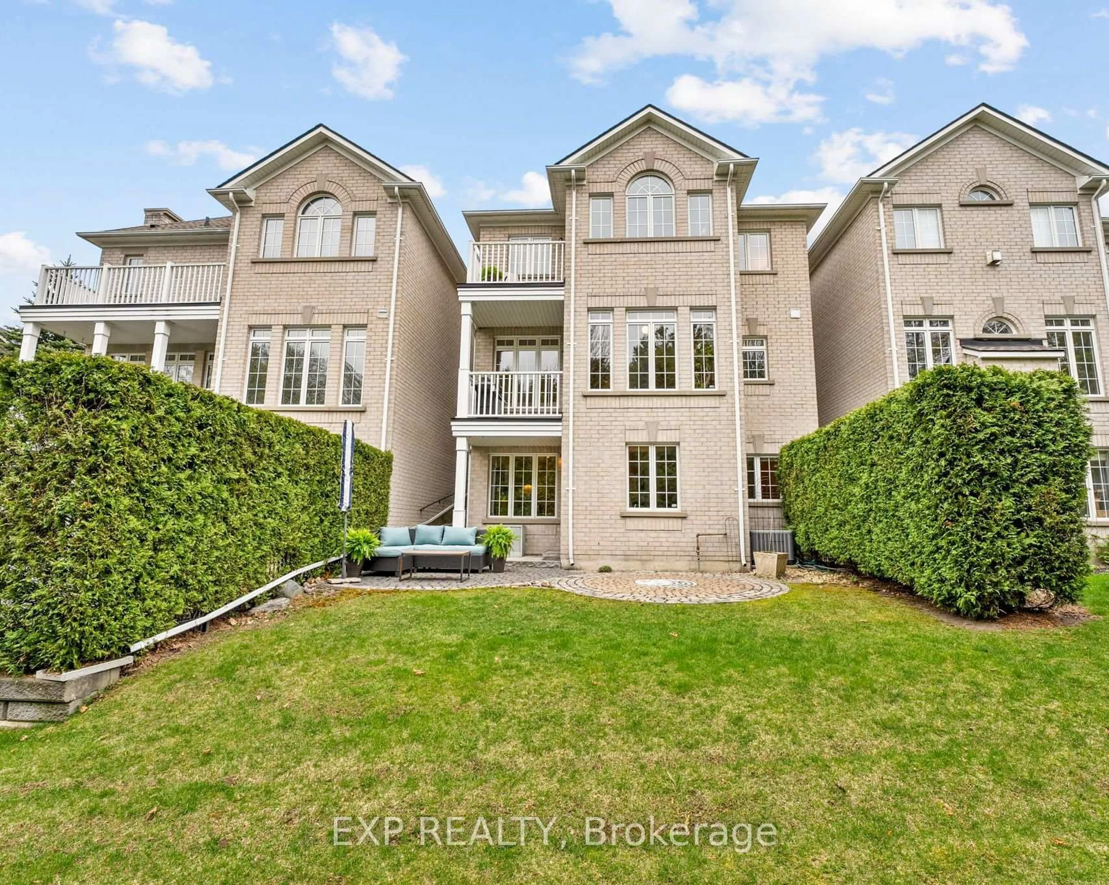A pic from outside/outdoor area/front of a property/back of a property/a pic from drone, unknown for 54 Stonecliffe Cres, Aurora Ontario L4G 7Z6