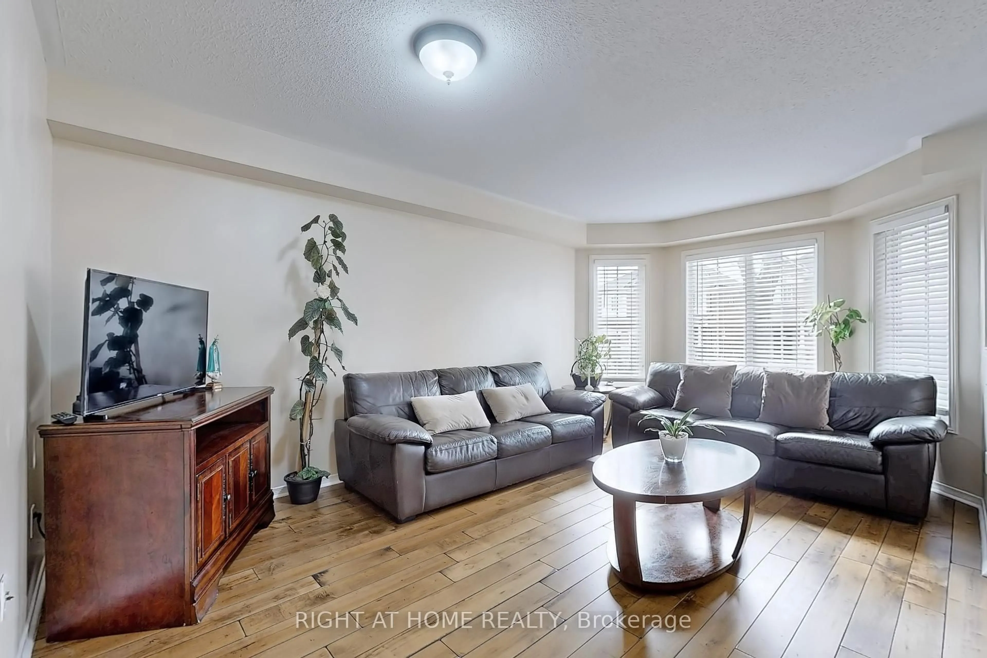 Living room with furniture, wood/laminate floor for 20 Decoroso Dr, Vaughan Ontario L4H 1V2