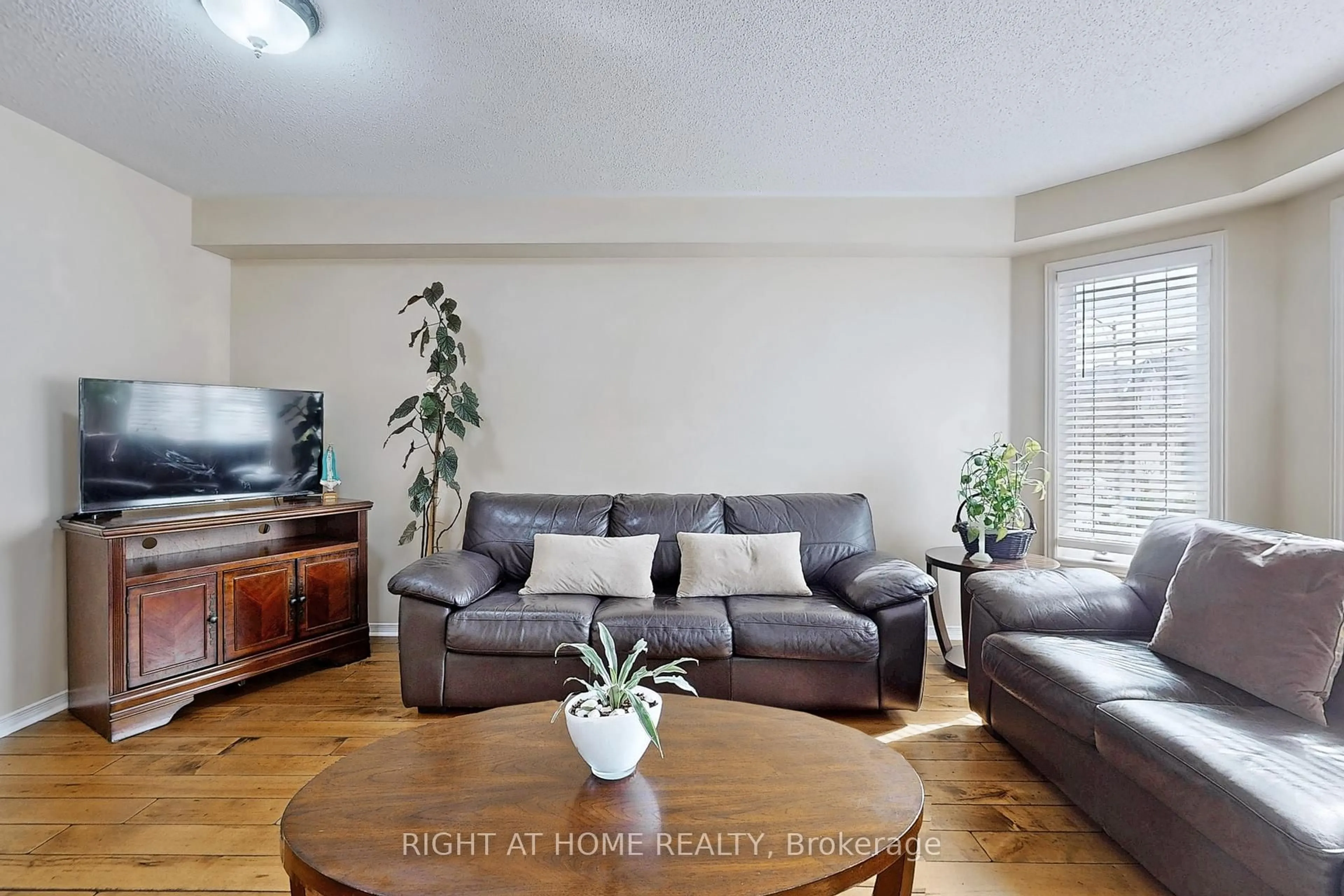 Living room with furniture, wood/laminate floor for 20 Decoroso Dr, Vaughan Ontario L4H 1V2