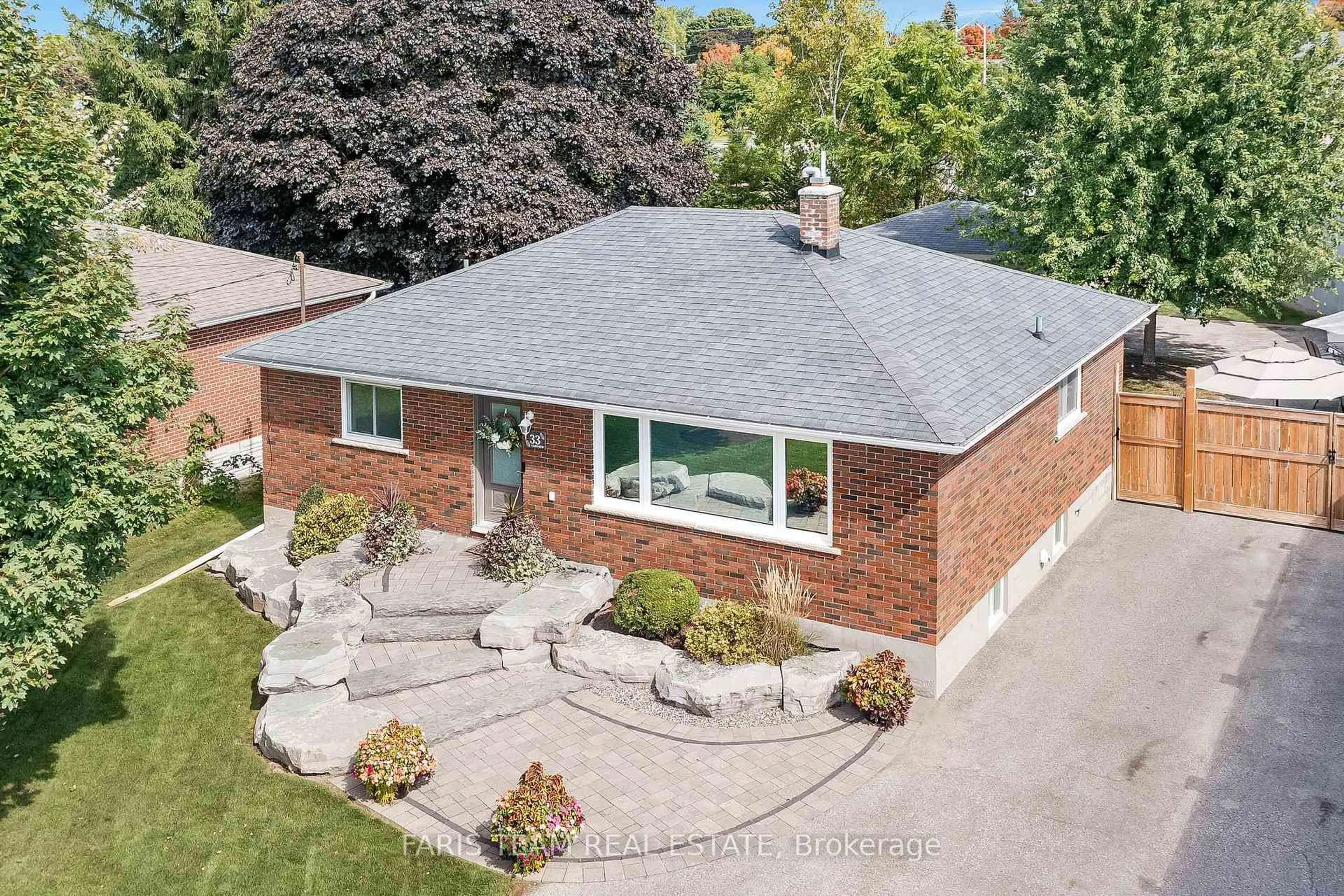 A pic from outside/outdoor area/front of a property/back of a property/a pic from drone, street for 33 Fairview Ave, Whitchurch-Stouffville Ontario L4A 1C8