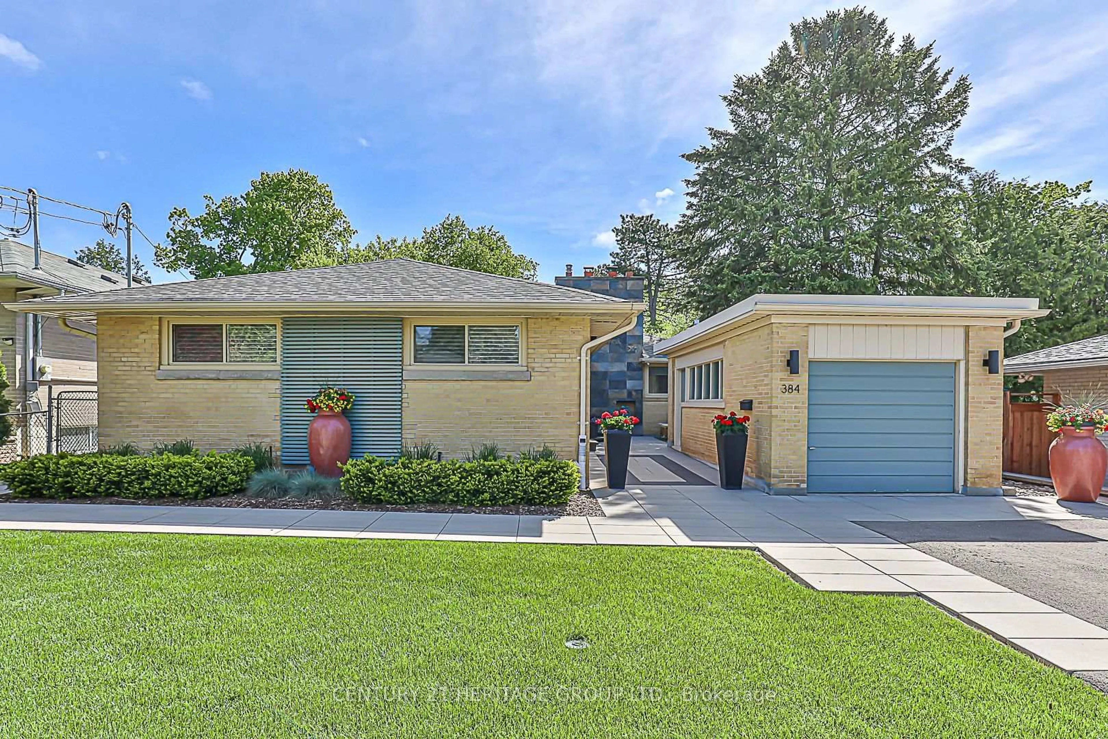 Home with vinyl exterior material, street for 384 Sugar Maple Lane, Richmond Hill Ontario L4C 4C4